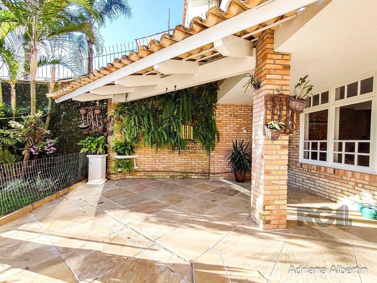 Casa 5 dormitórios no bairro Ipanema