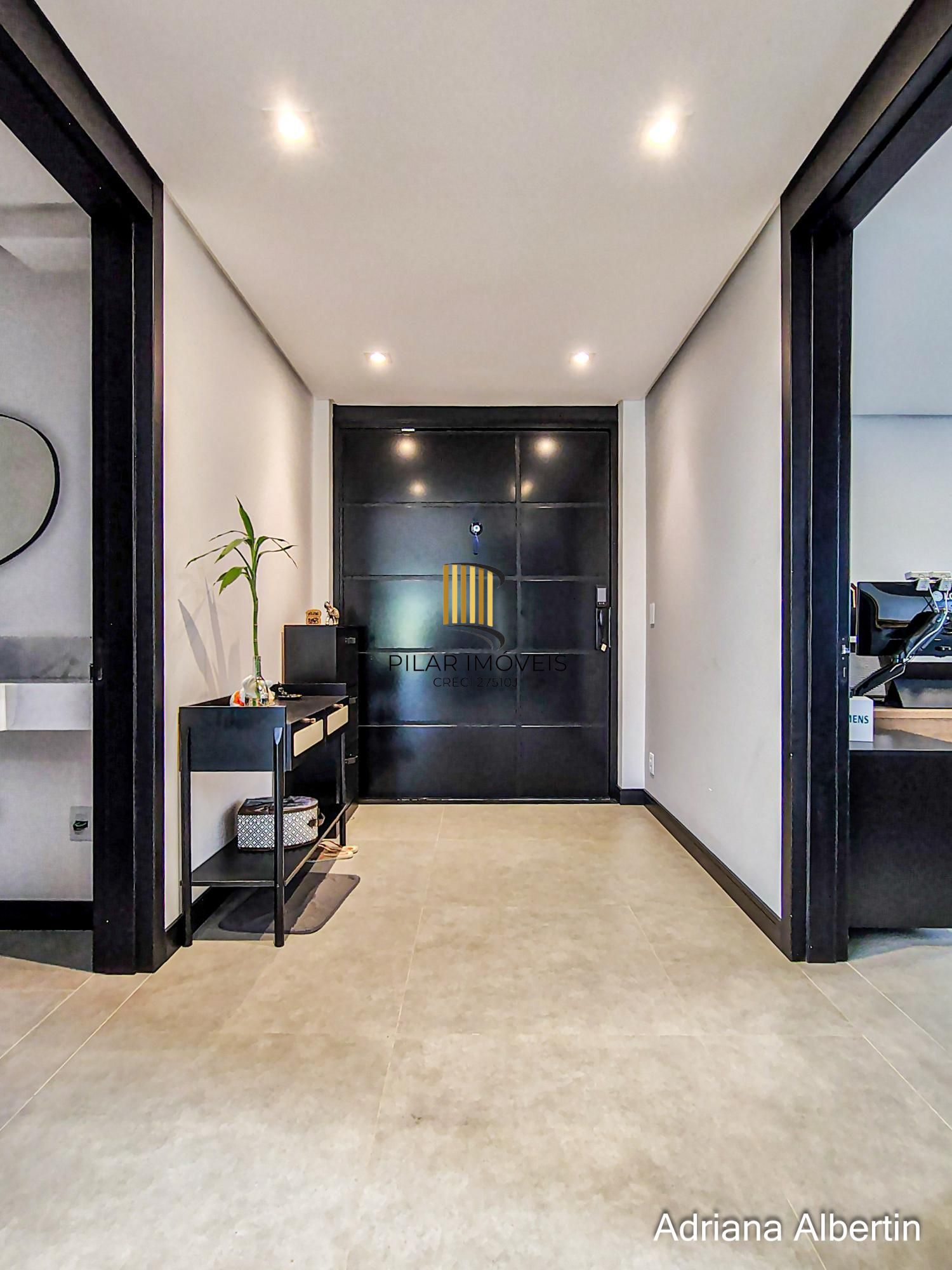 Casa com 345m², piscina e vista para o Guaiba