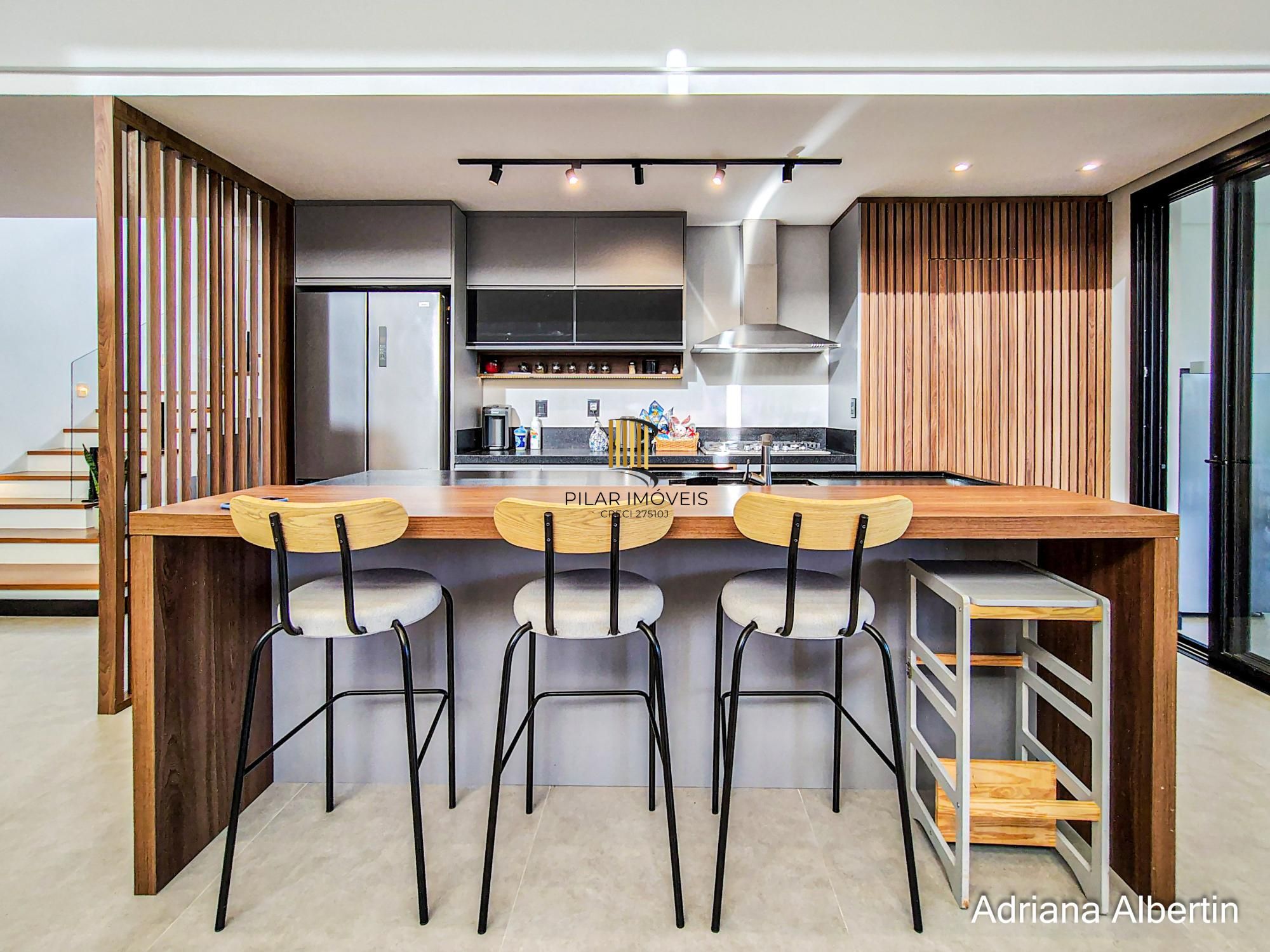 Casa com 345m², piscina e vista para o Guaiba