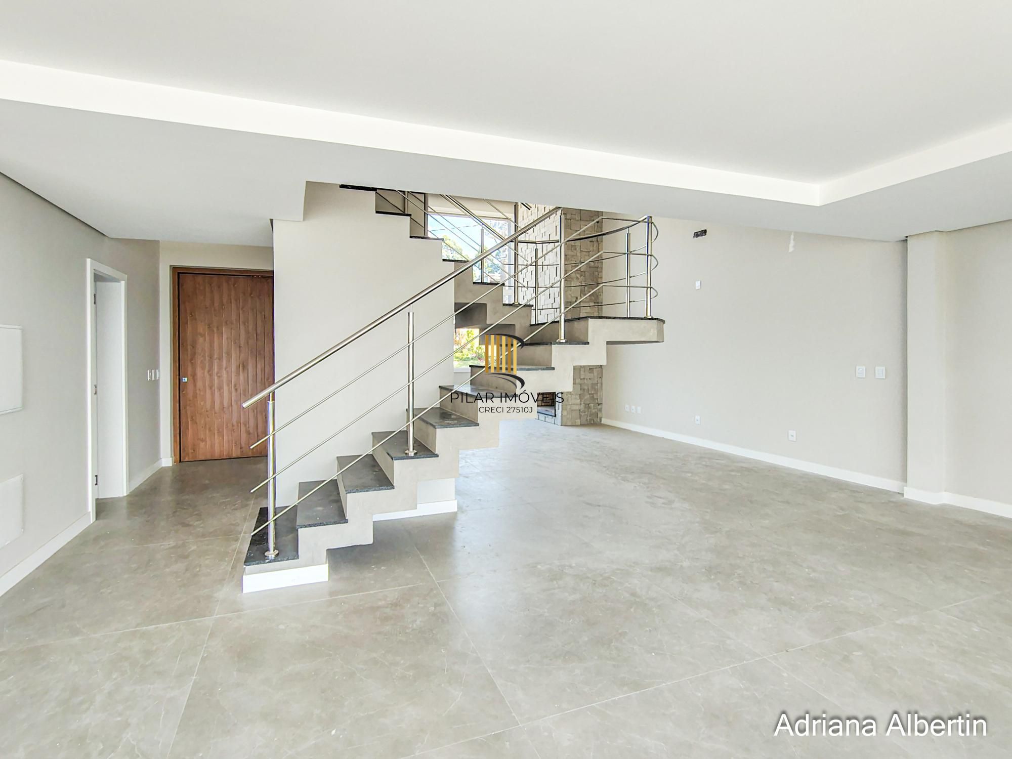 Casa em Alphaville com 3 suítes e pátio amplo