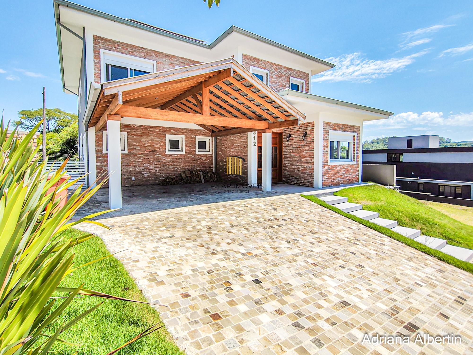 Casa em condomínio Alphaville com 4 suítes e área verde nos fundos