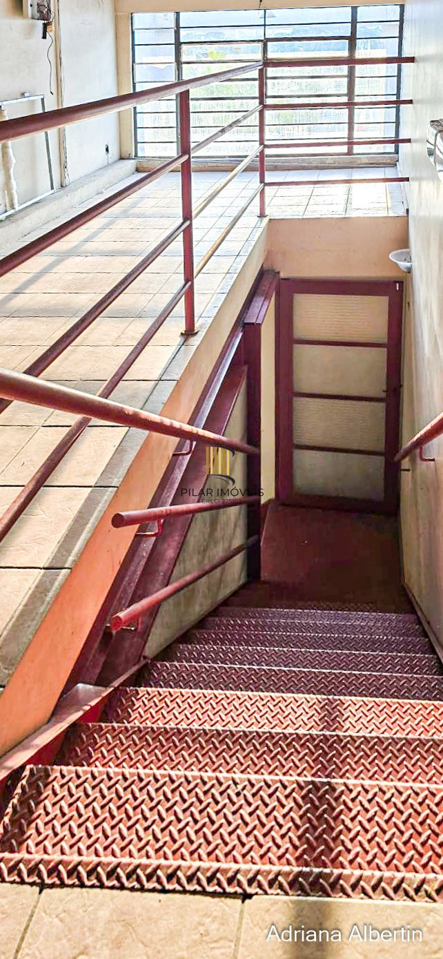 Prédio comercial com 239m²