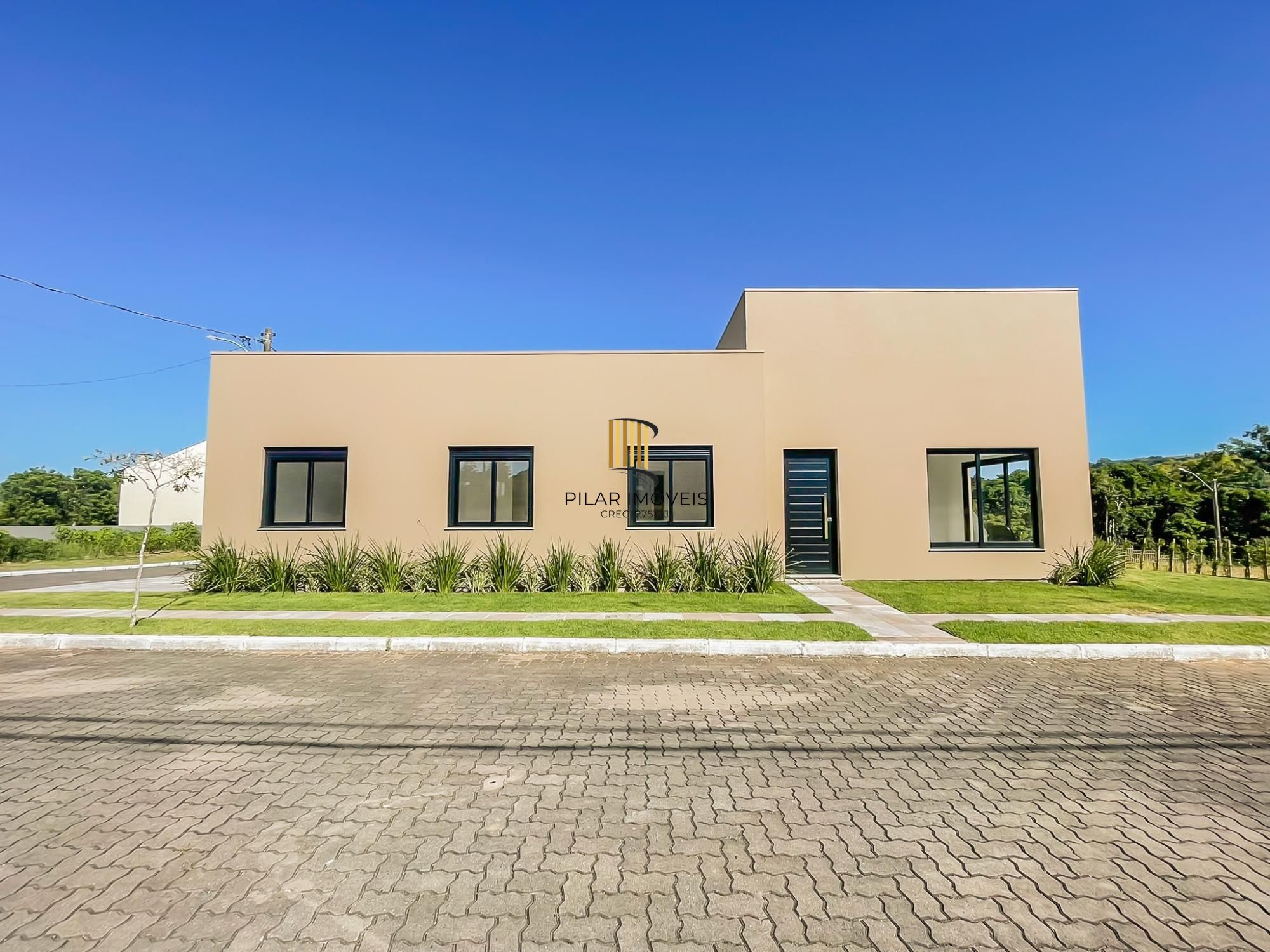 Casa térrea com 100m² privativo, em condomínio fechado na Estrada Jorge Pereira Nunes