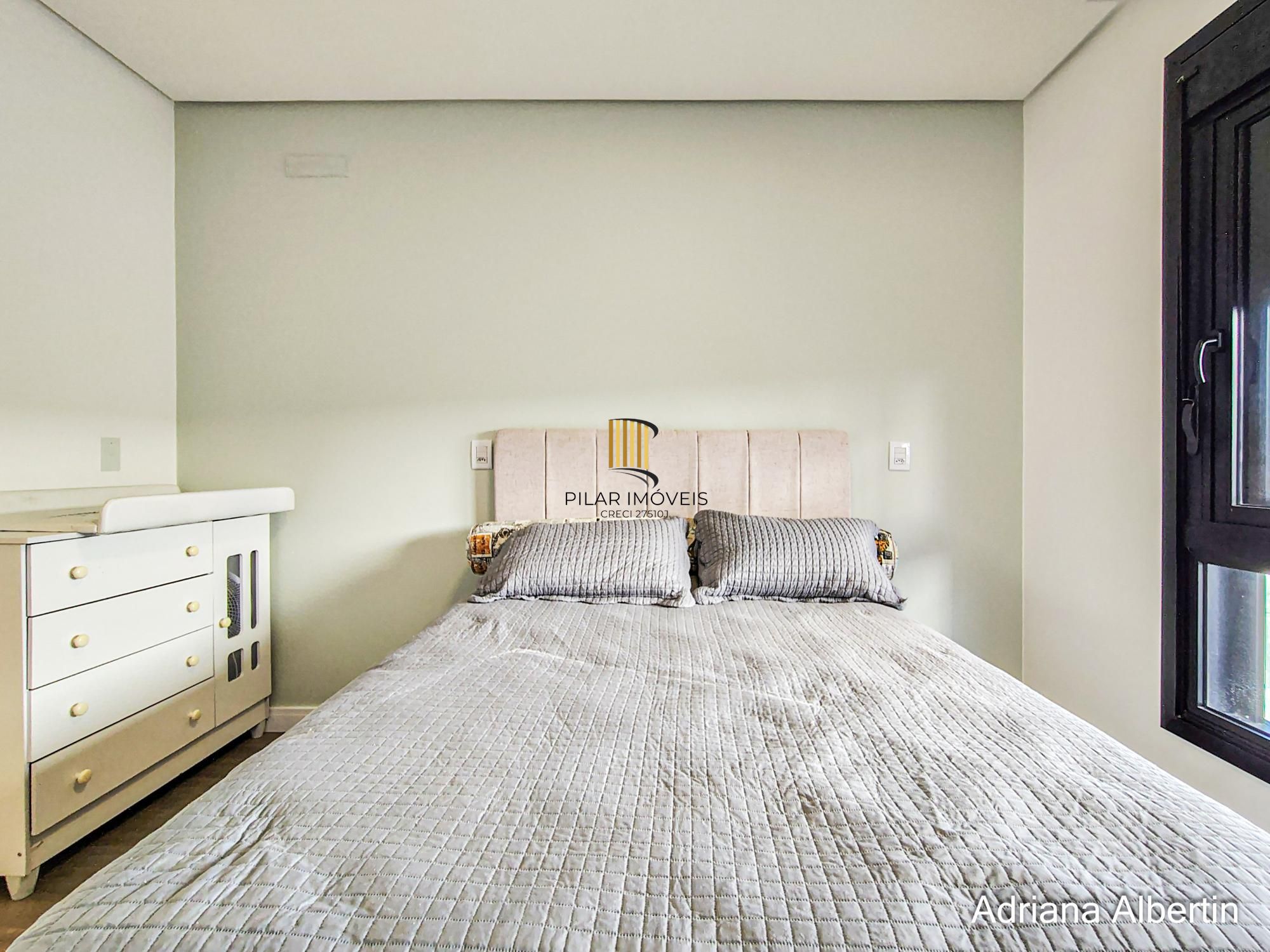 Casa com 345m², piscina e vista para o Guaiba