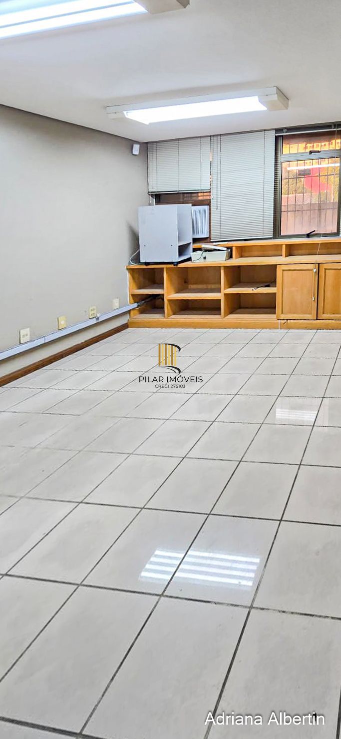 Prédio comercial com 239m²