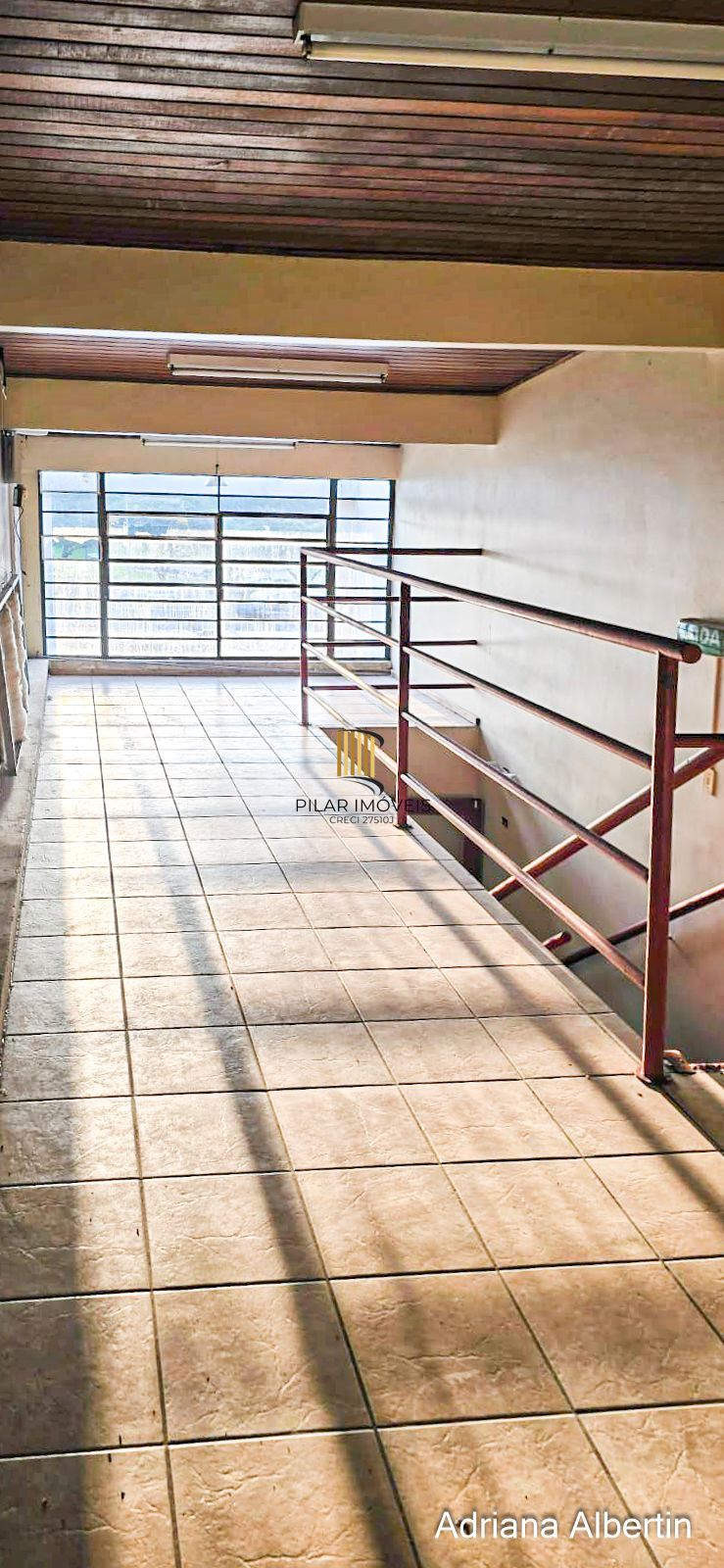 Prédio comercial com 239m²