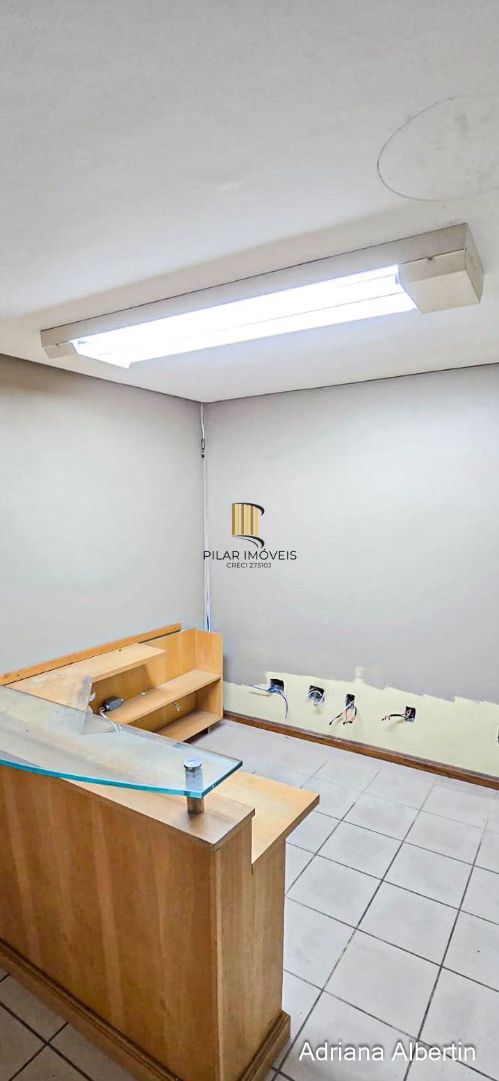 Prédio comercial com 239m²