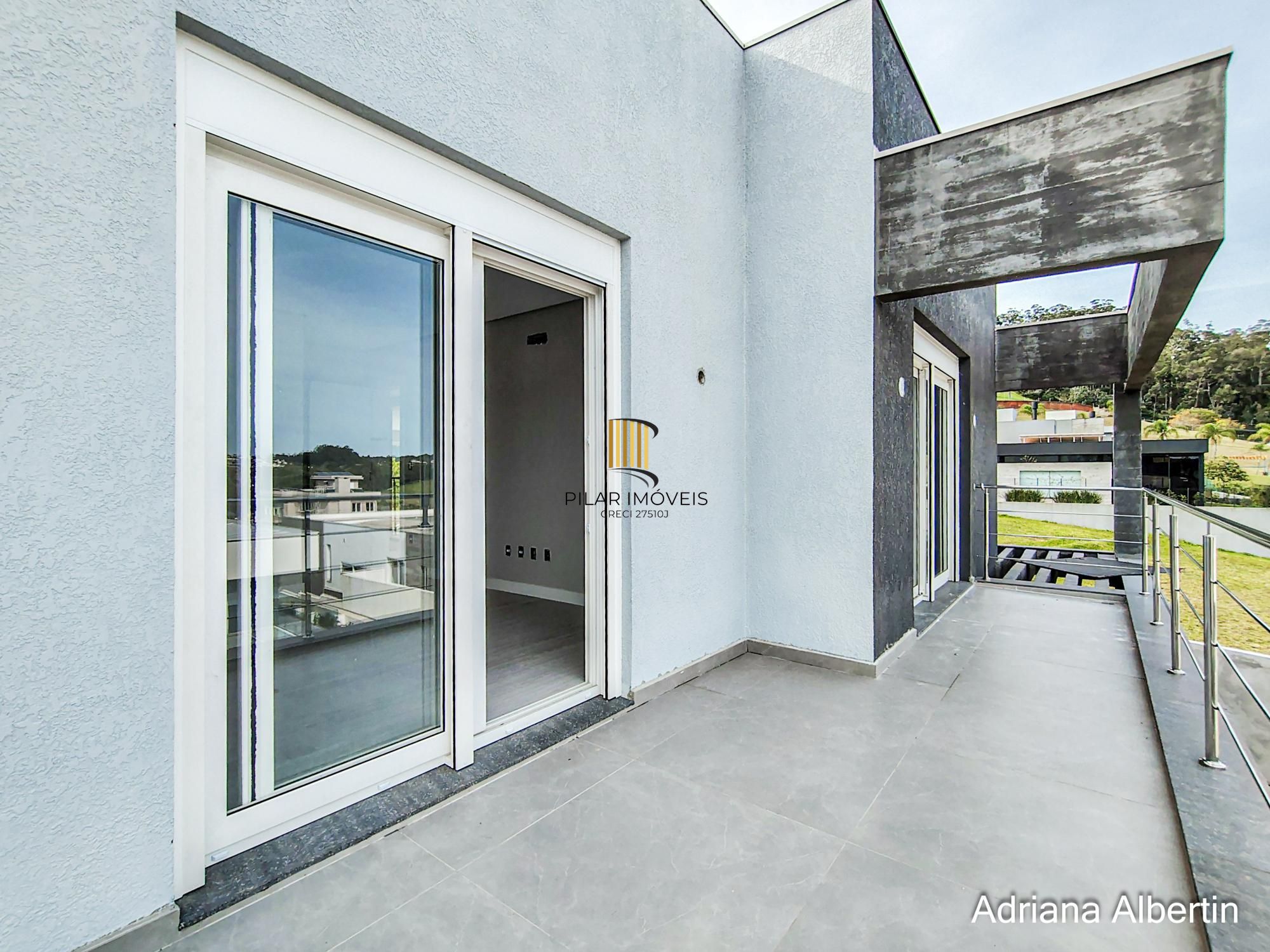 Casa em Alphaville com 3 suítes e pátio amplo