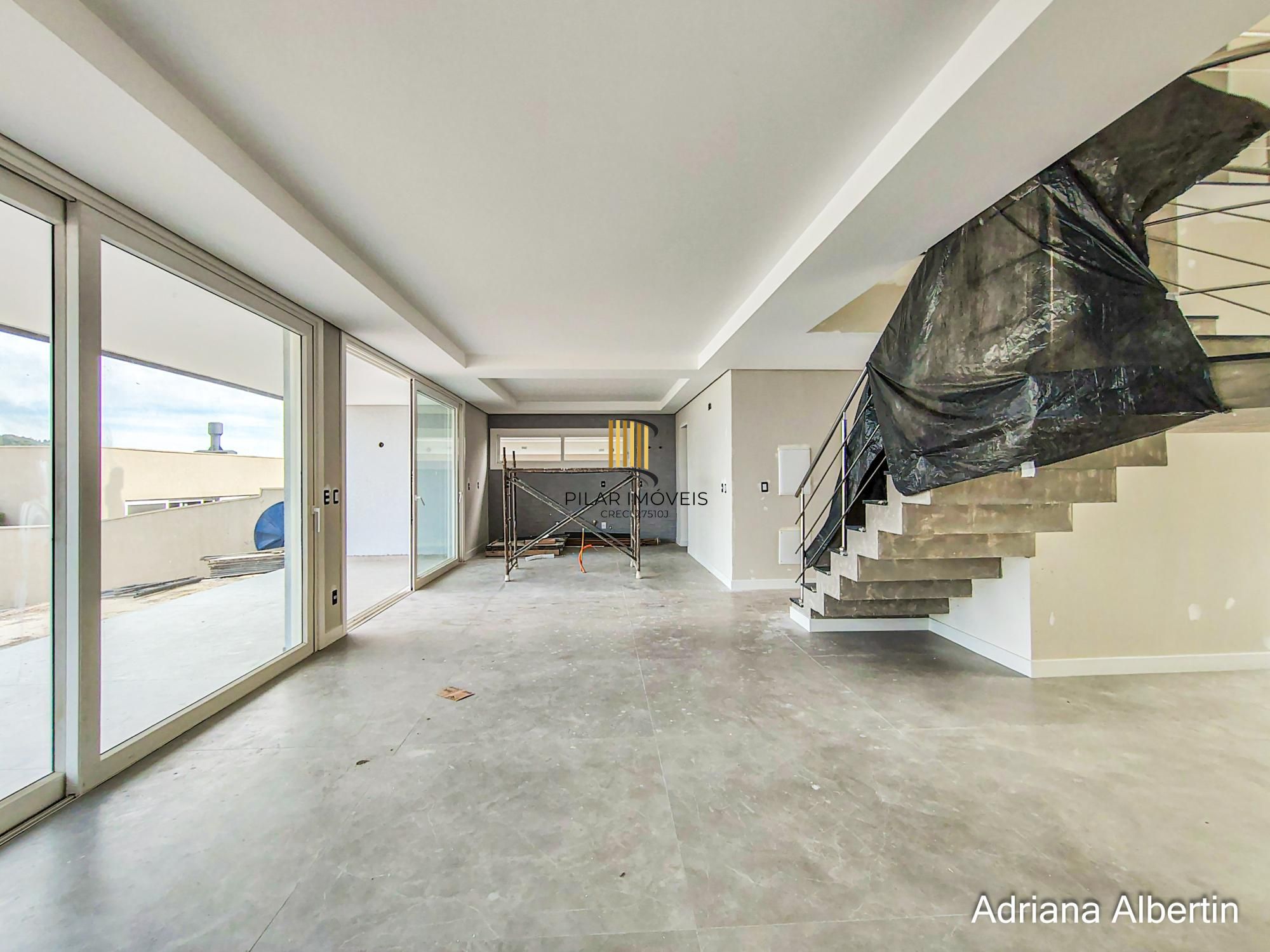 Casa em Alphaville com 3 suítes e pátio amplo