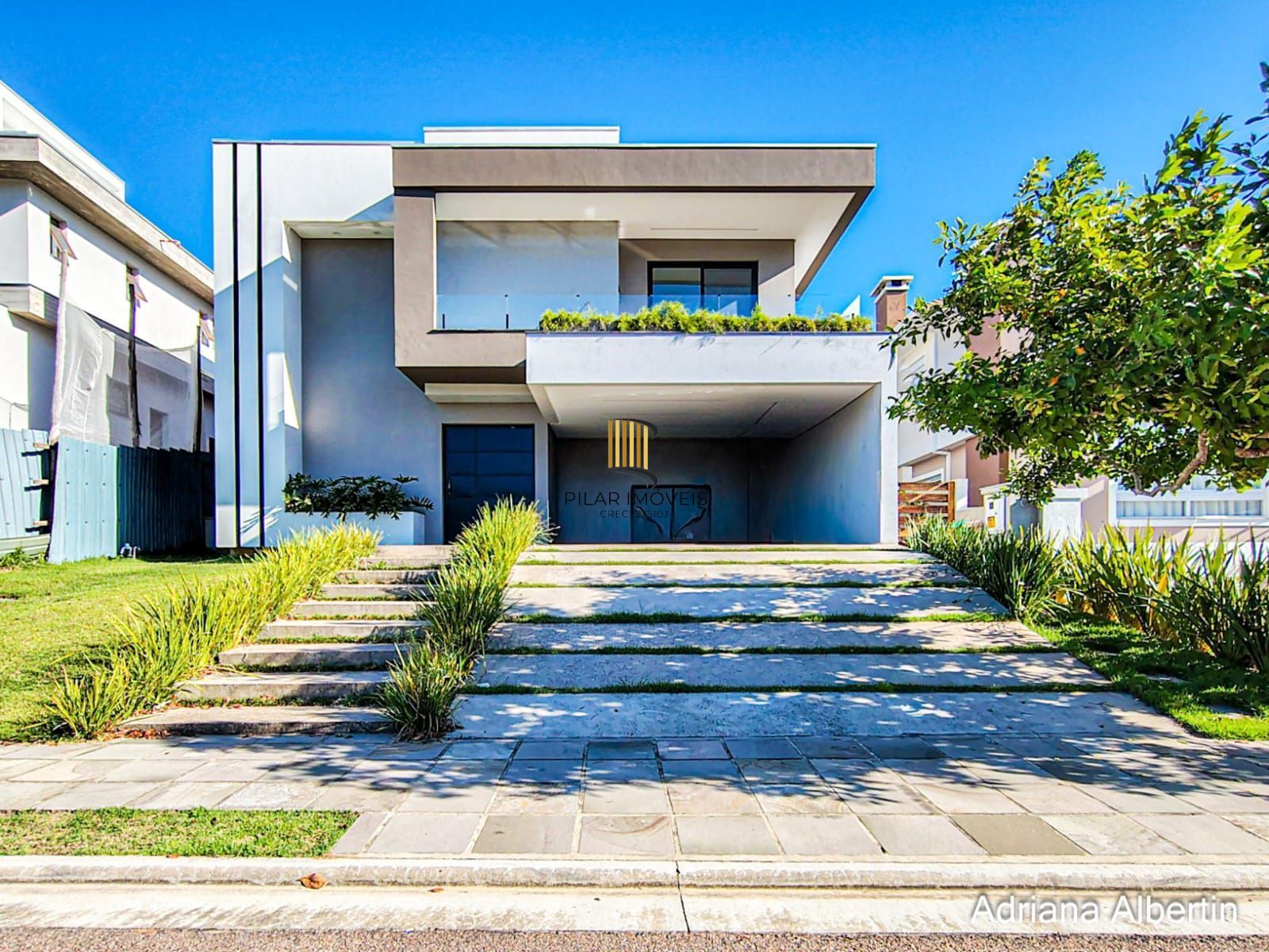 Casa com 345m², piscina e vista para o Guaiba