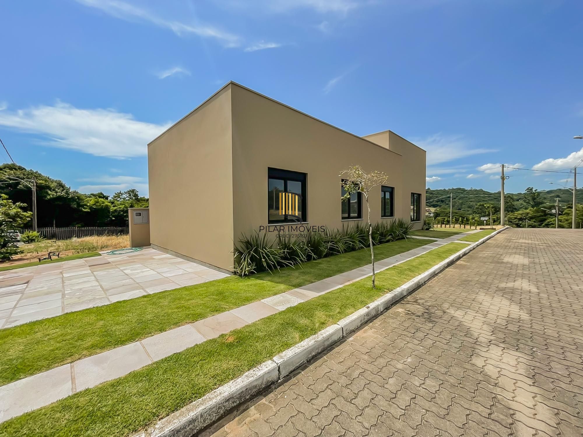 Casa térrea com 100m² privativo, em condomínio fechado na Estrada Jorge Pereira Nunes