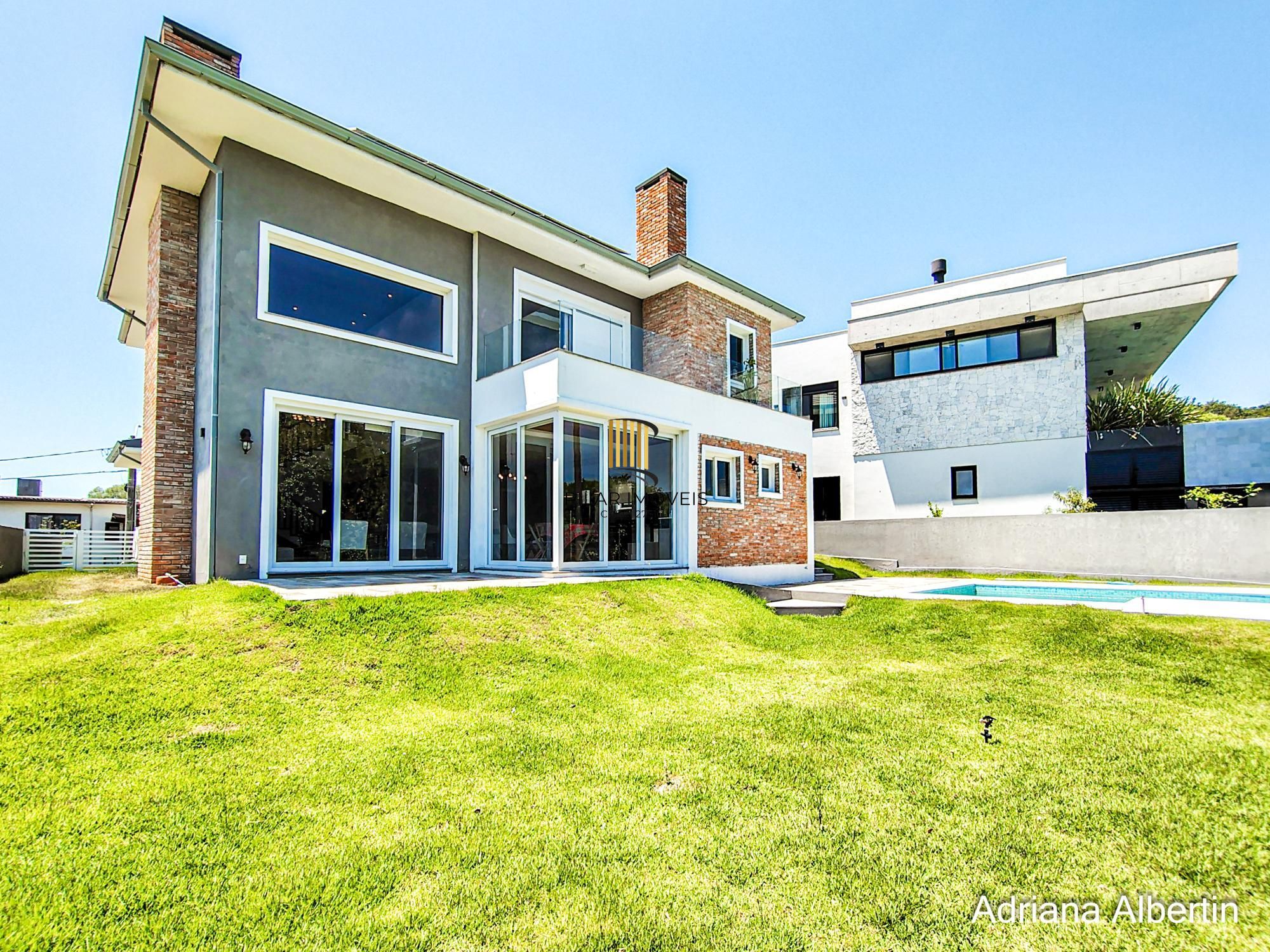 Casa em condomínio Alphaville com 4 suítes e área verde nos fundos