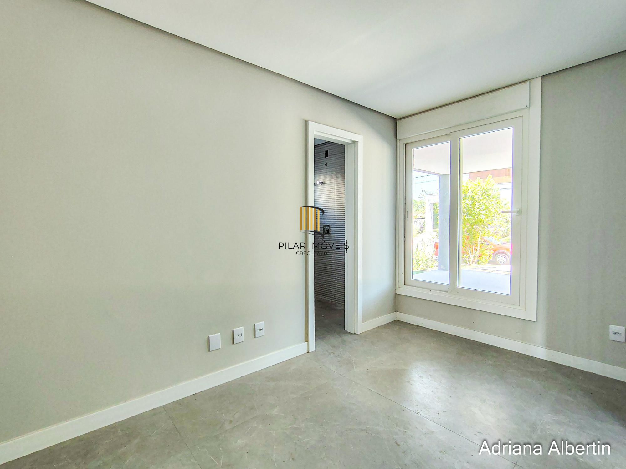 Casa em Alphaville com 3 suítes e pátio amplo