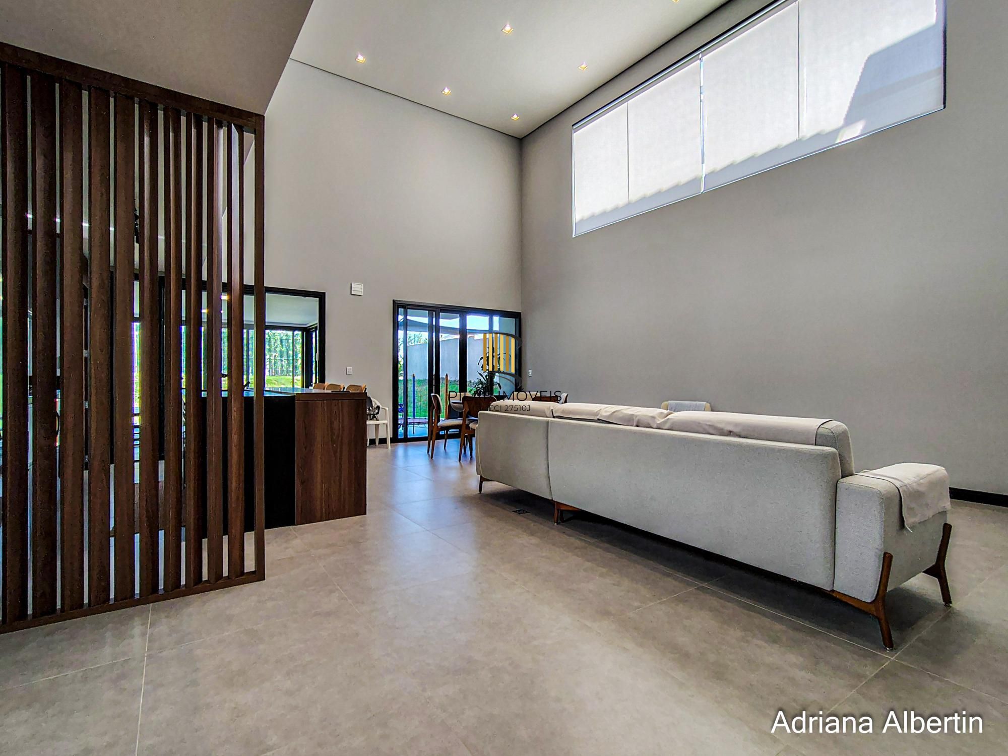 Casa com 345m², piscina e vista para o Guaiba