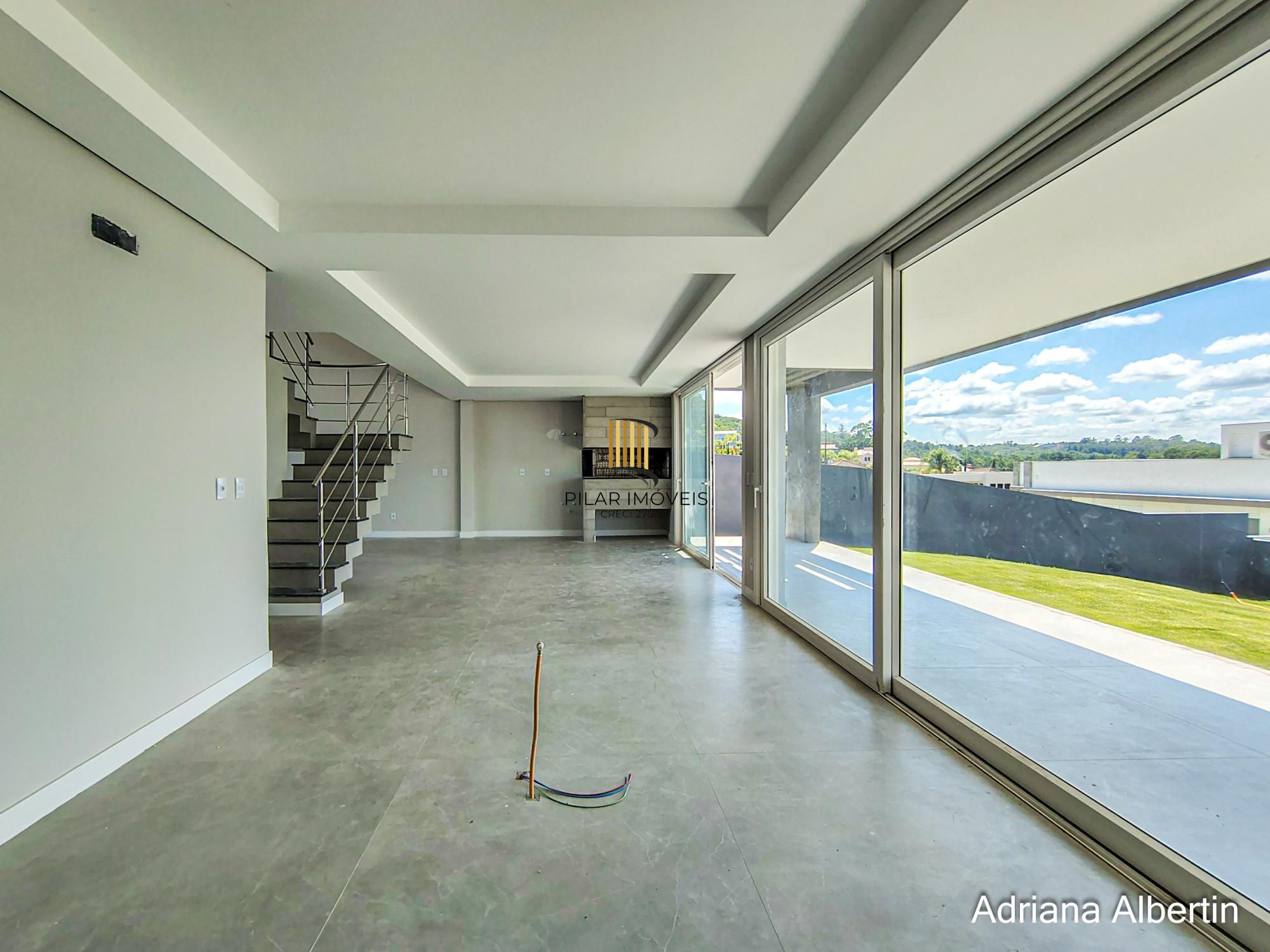 Casa em Alphaville com 3 suítes e pátio amplo