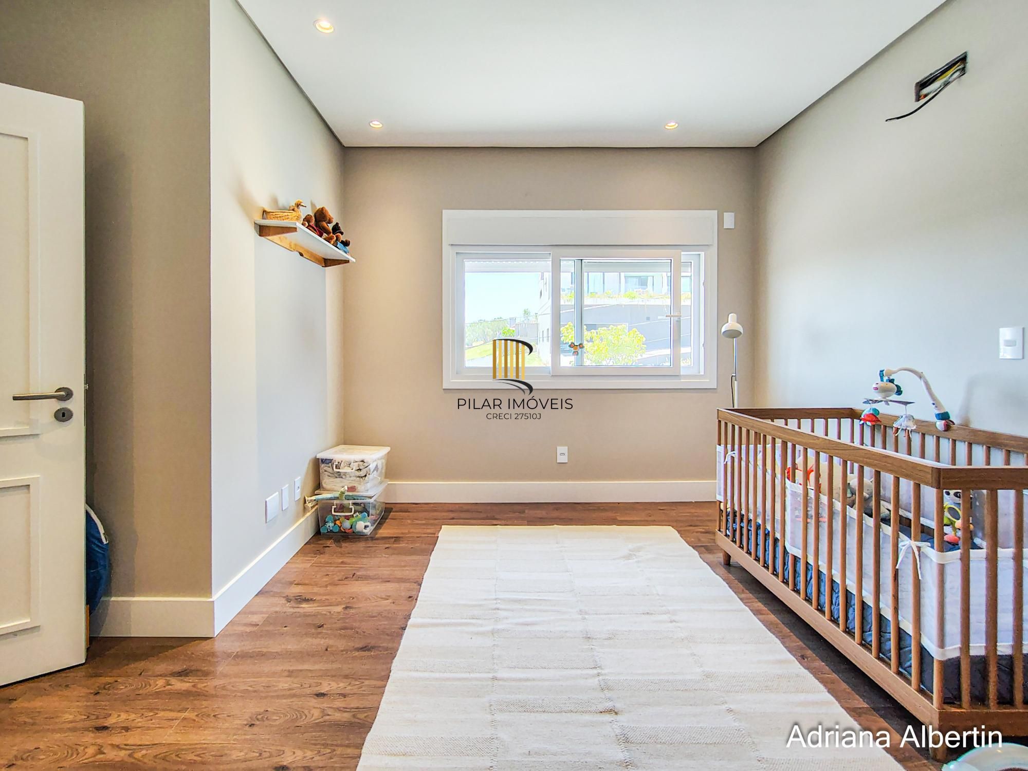 Casa em condomínio Alphaville com 4 suítes e área verde nos fundos