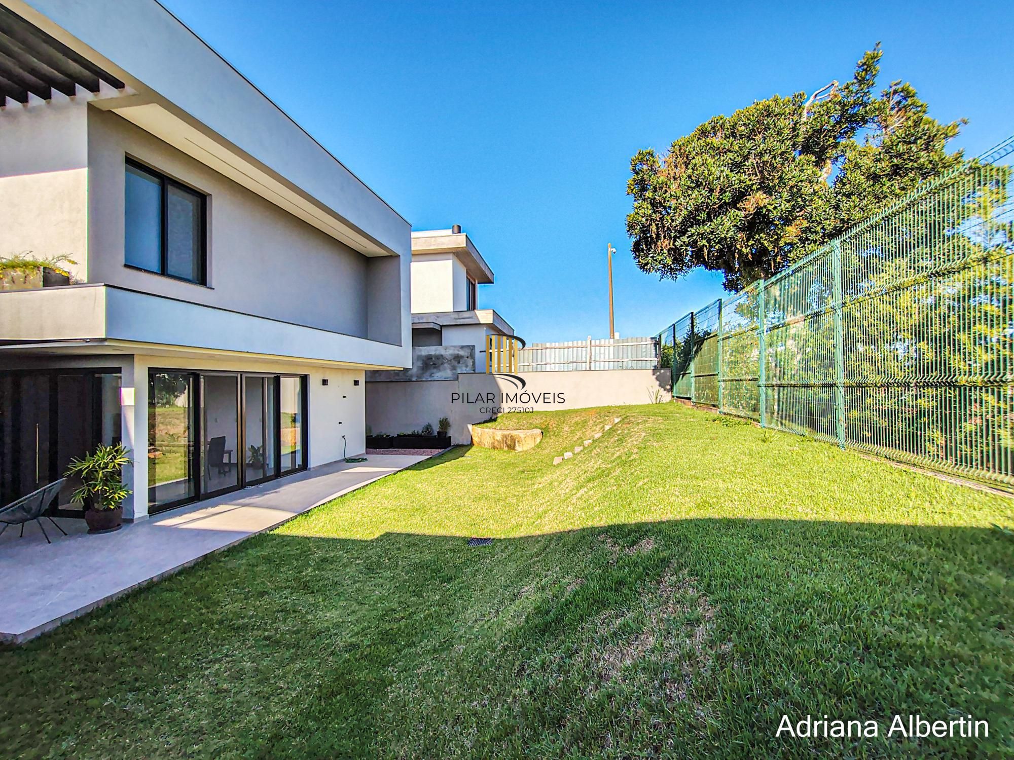 Casa com 345m², piscina e vista para o Guaiba