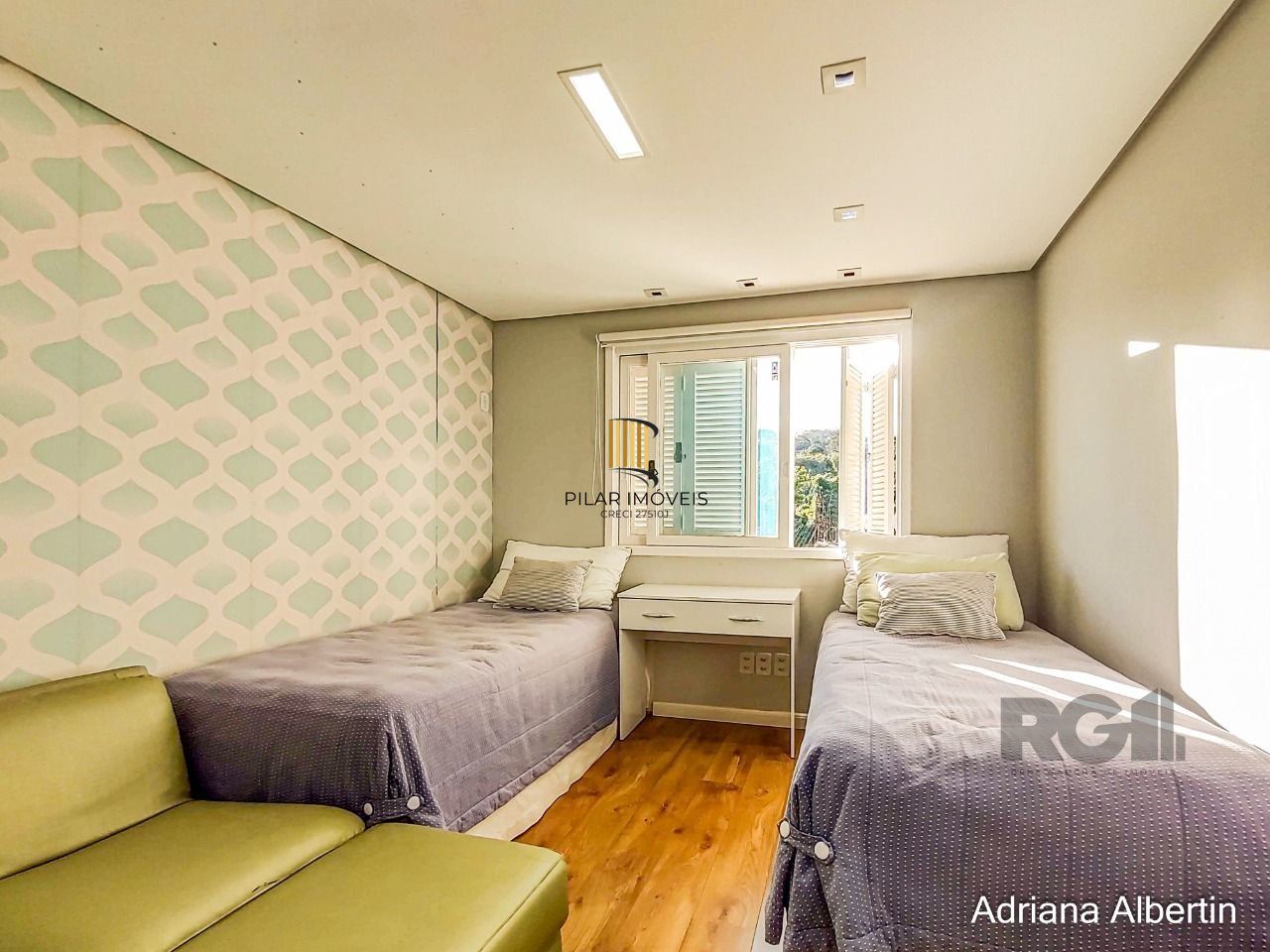 Casa 5 dormitórios no bairro Ipanema
