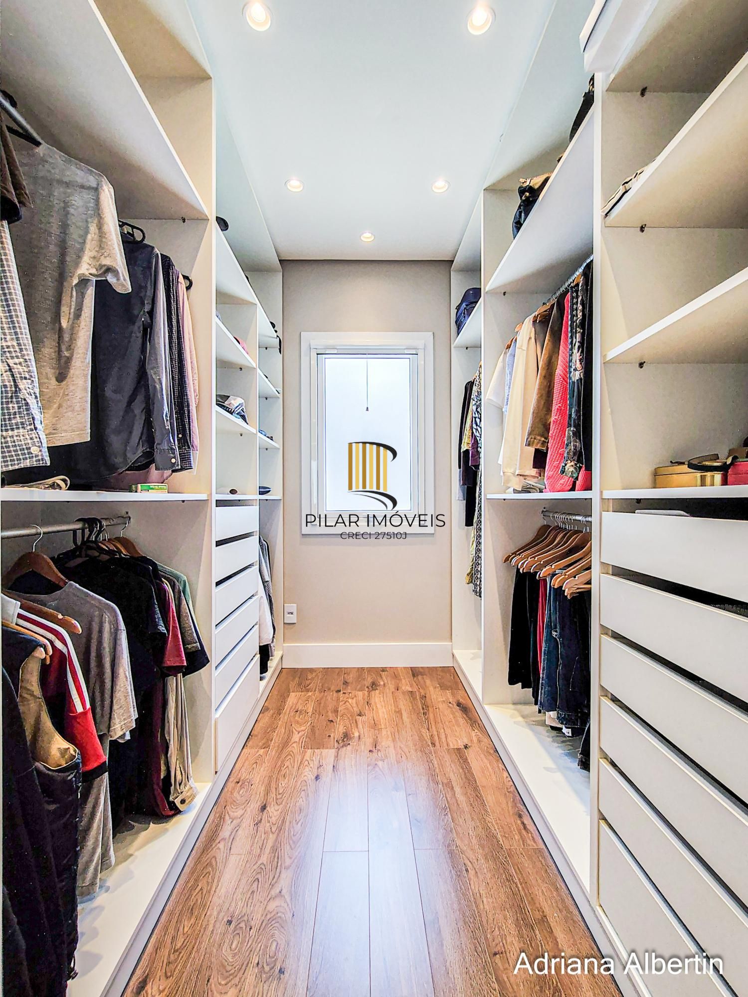 Casa em condomínio Alphaville com 4 suítes e área verde nos fundos