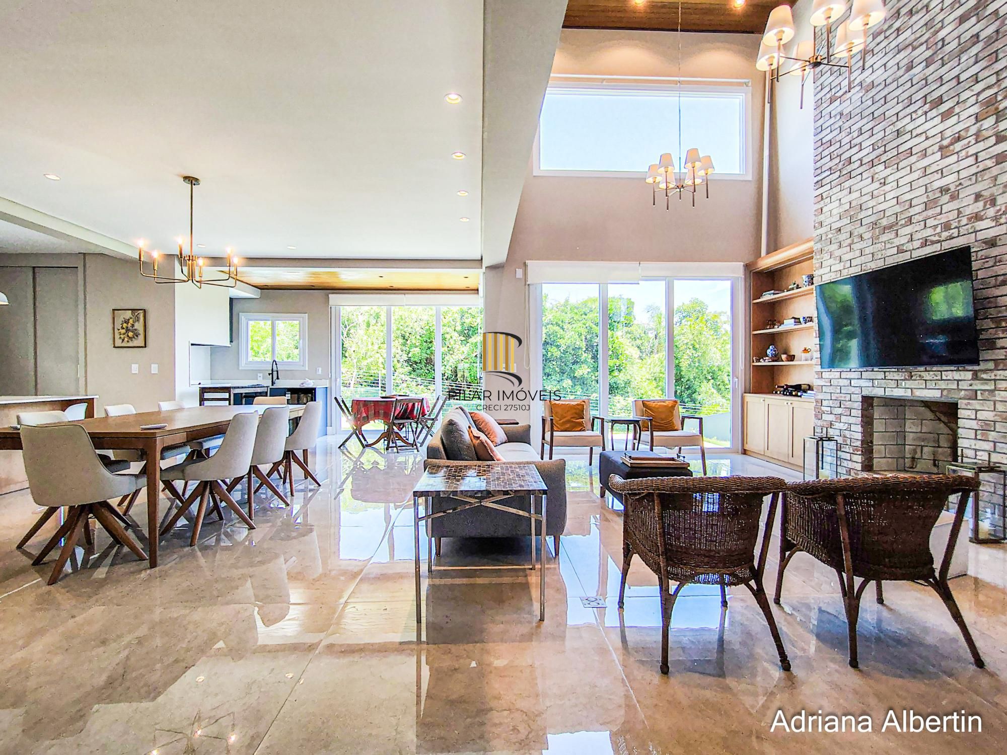 Casa em condomínio Alphaville com 4 suítes e área verde nos fundos