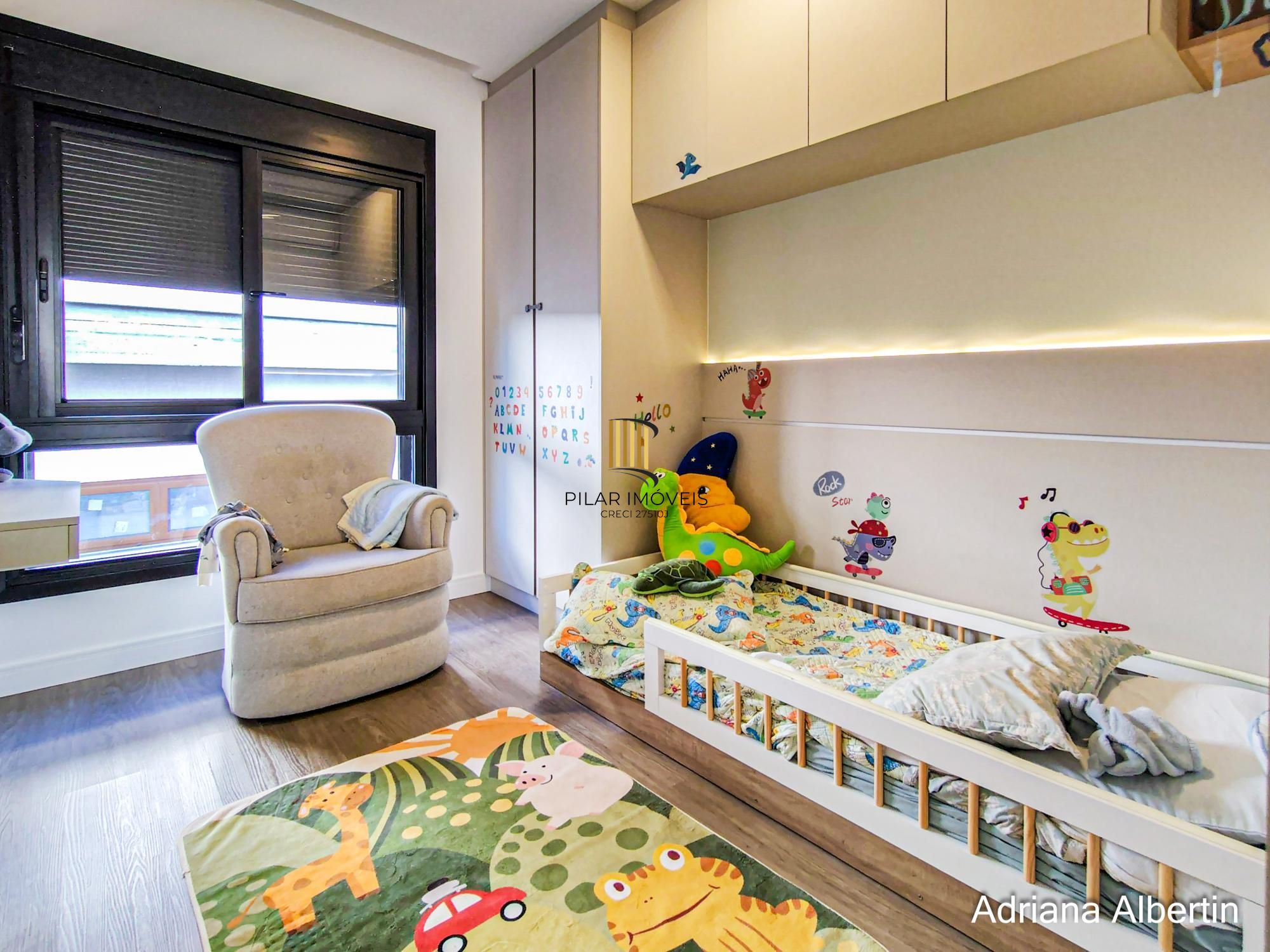 Casa com 345m², piscina e vista para o Guaiba