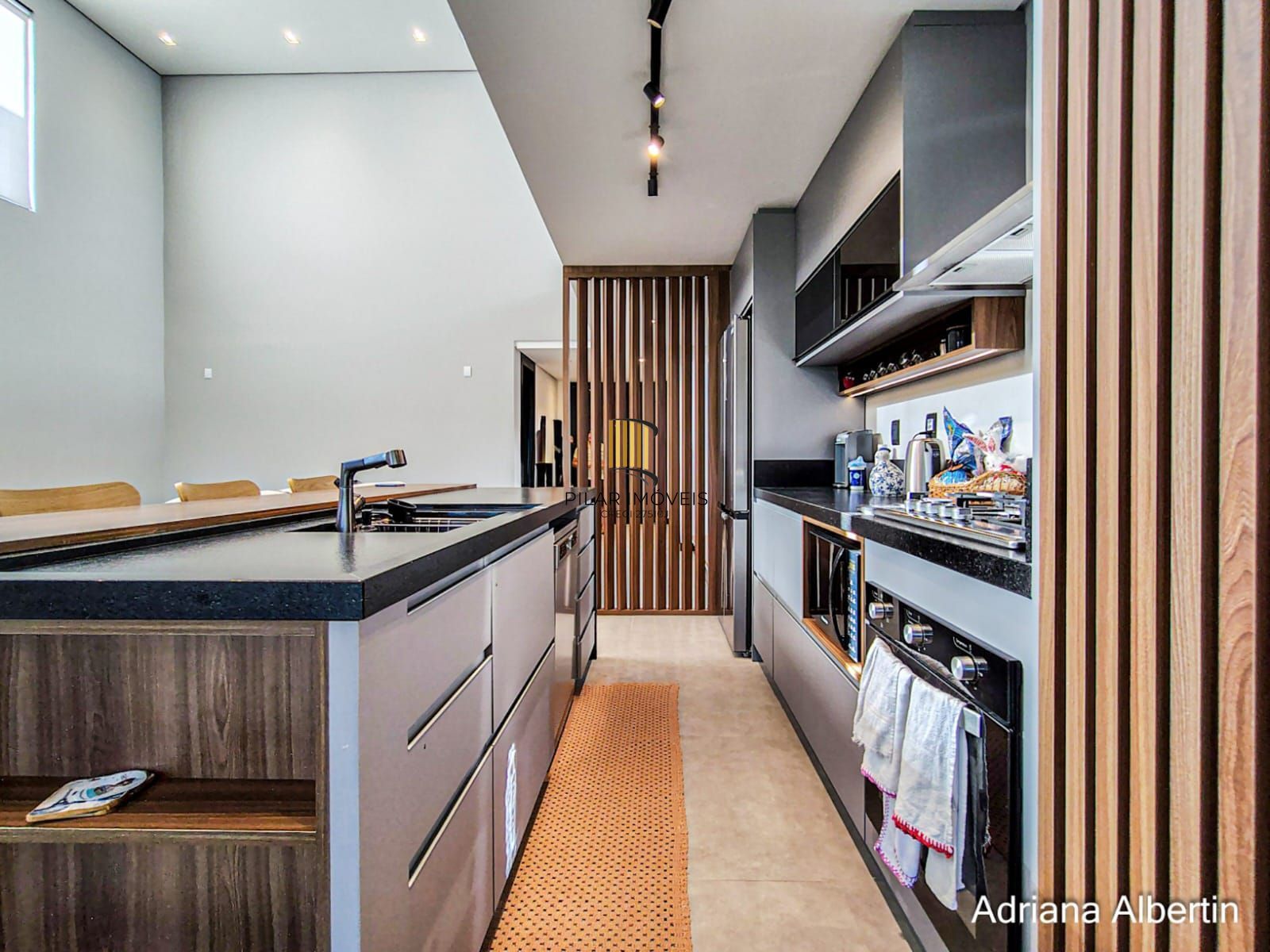 Casa com 345m², piscina e vista para o Guaiba