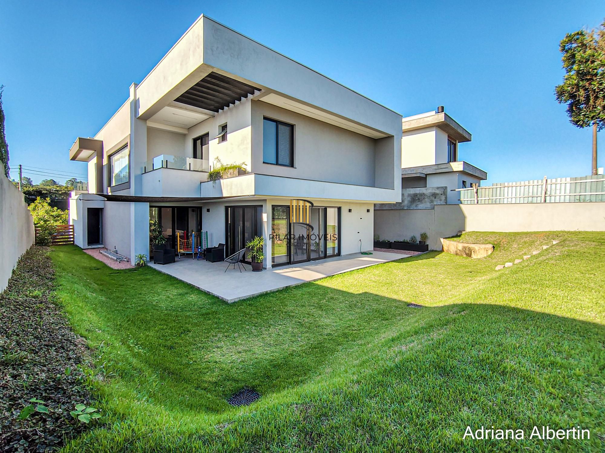 Casa com 345m², piscina e vista para o Guaiba