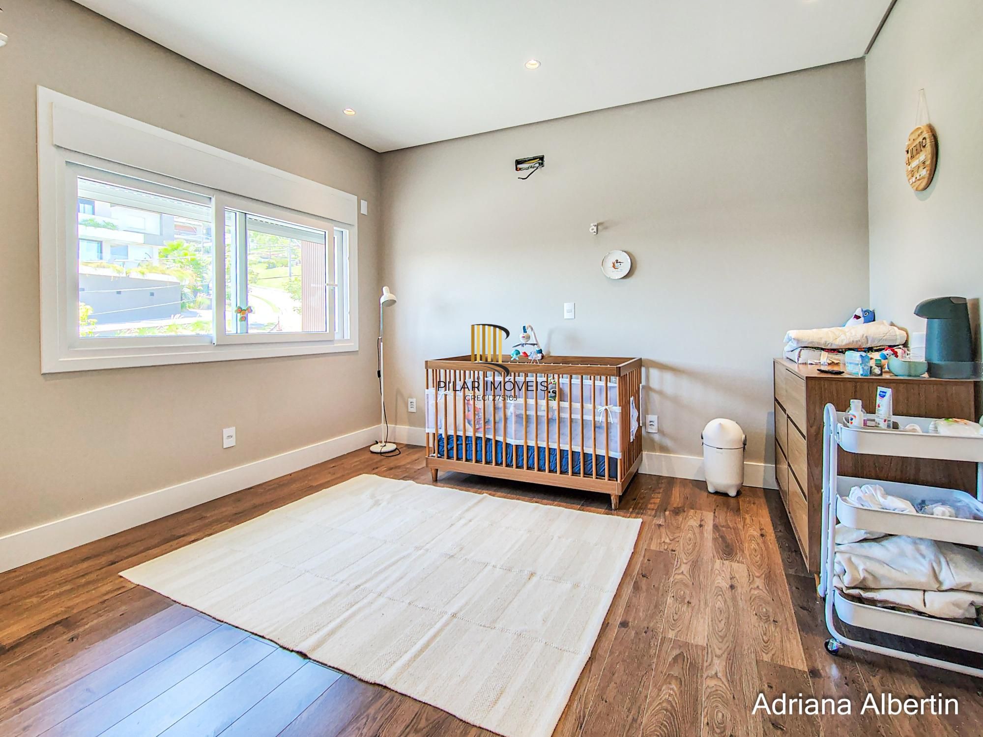 Casa em condomínio Alphaville com 4 suítes e área verde nos fundos