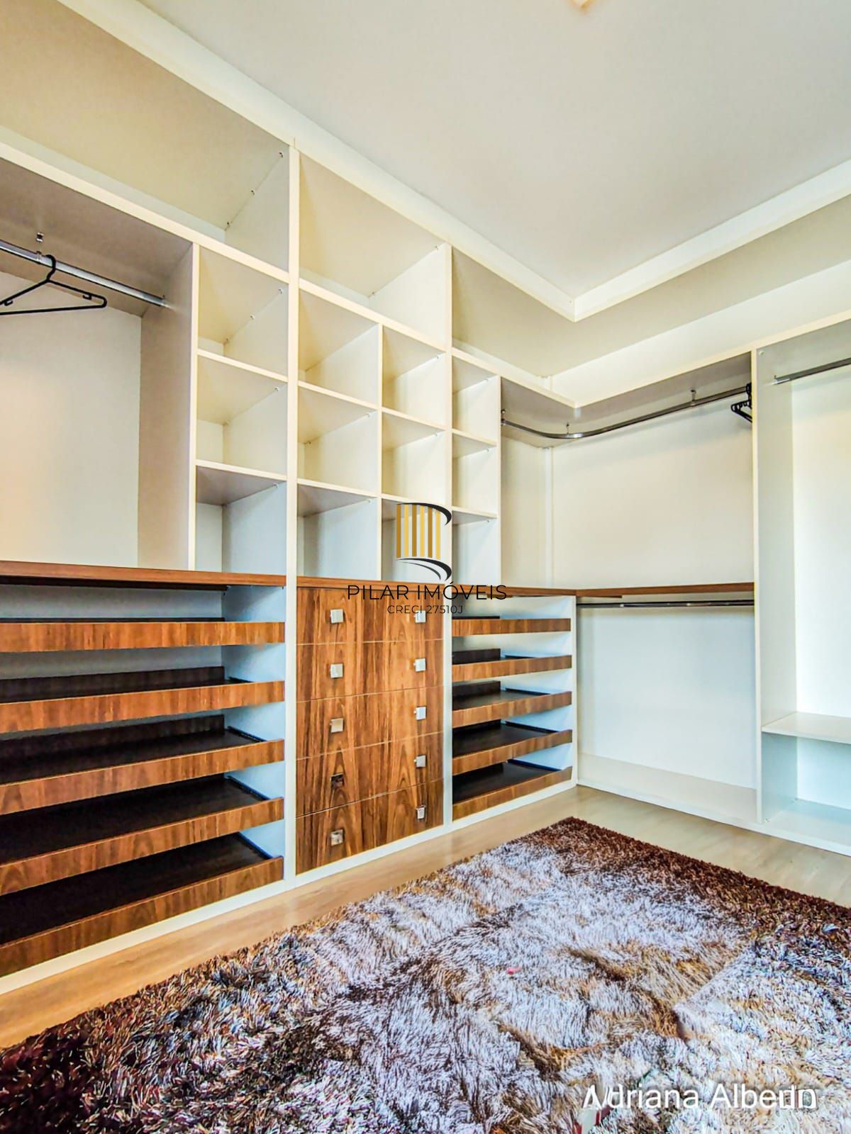 ALPHAVILLE PORTO ALEGRE | CASA COM FUNDOS PARA APP E ÁREA EXTERNA COMPLETA