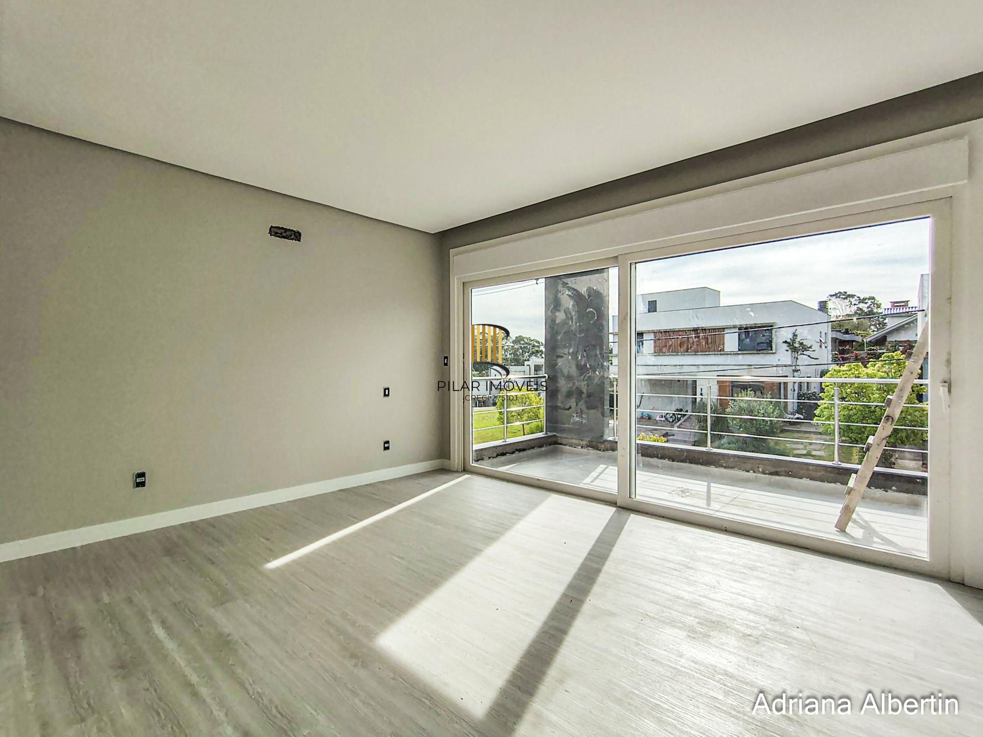 Casa em Alphaville com 3 suítes e pátio amplo
