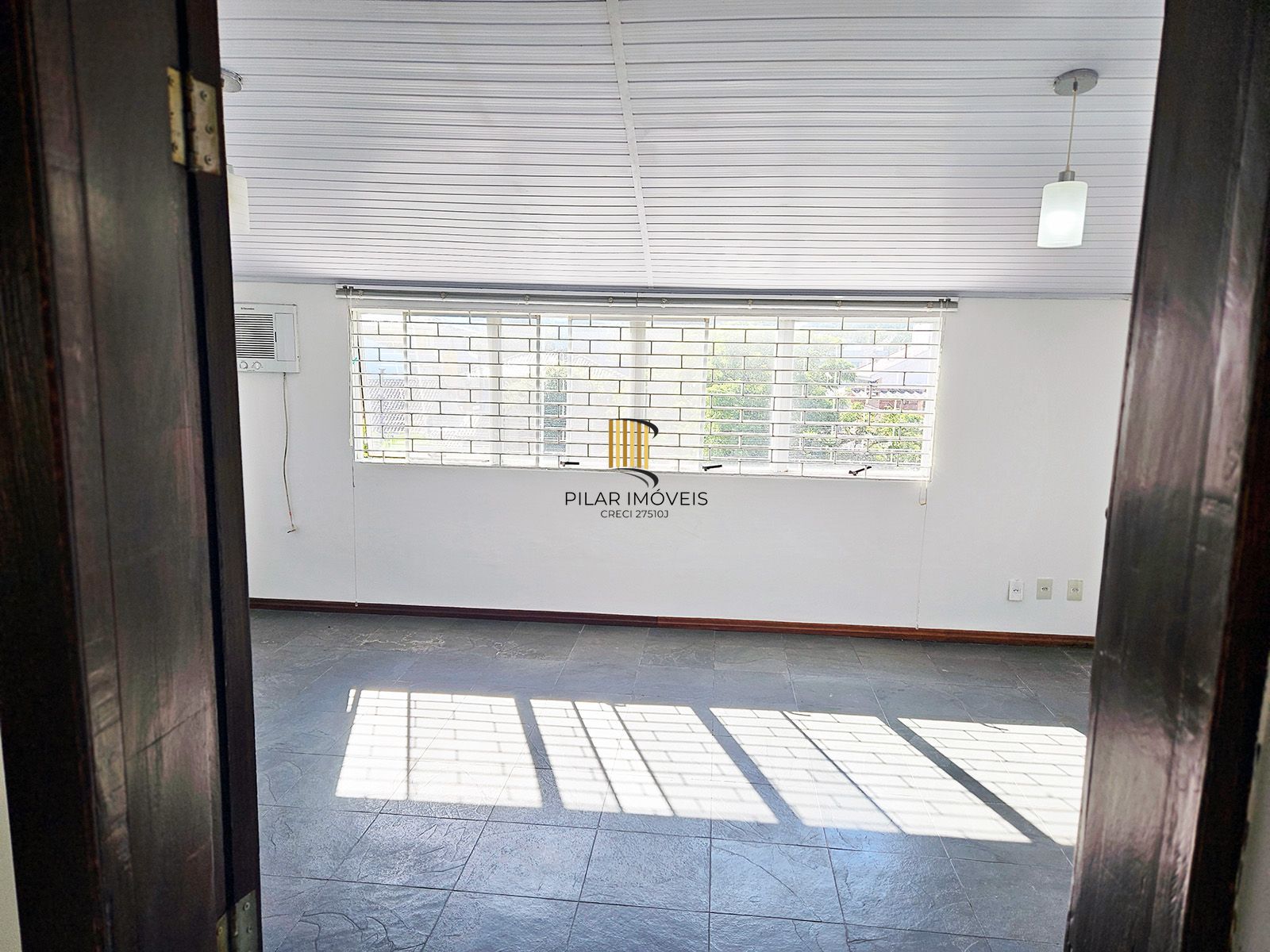 Casa com 4 quartos (02 suítes), 02 vagas cobertas no Bairro Ipanema