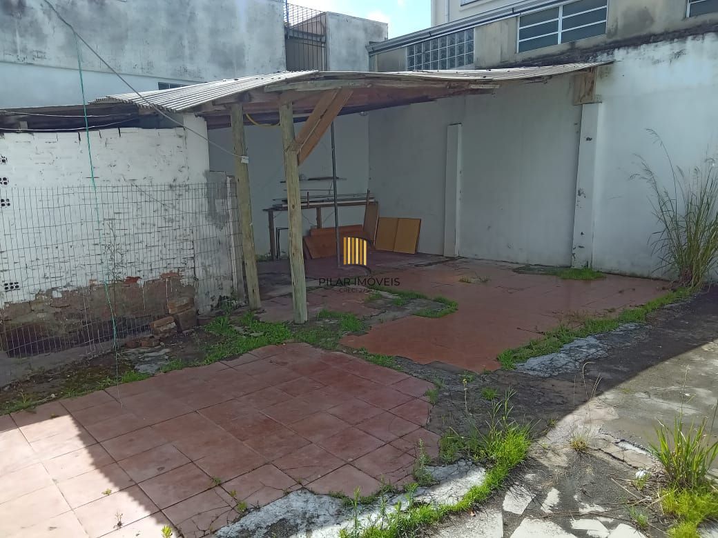 Casa com 2 dormitórios e 3 vagas de garagem !