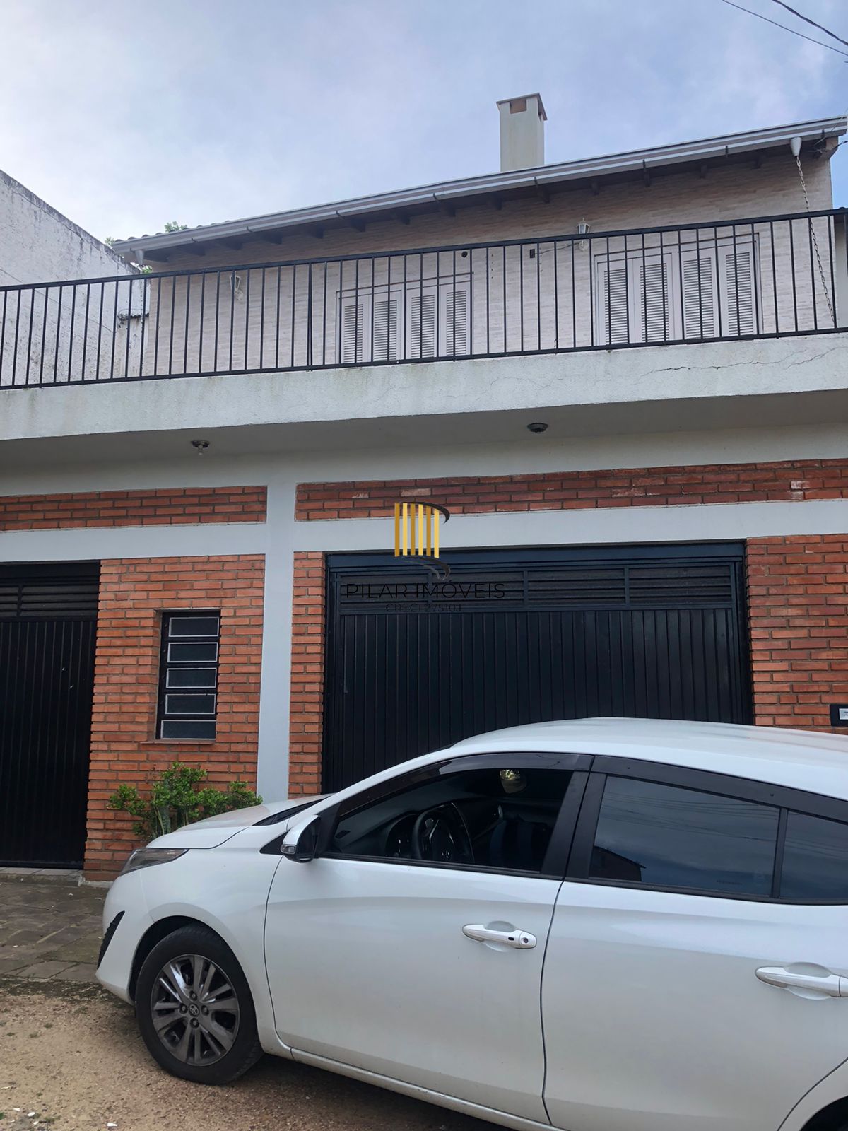 CASA 03 dormitórios, 01 suíte, terraço, pátio, garagens cobertas na VILA NOVA - ótima localização