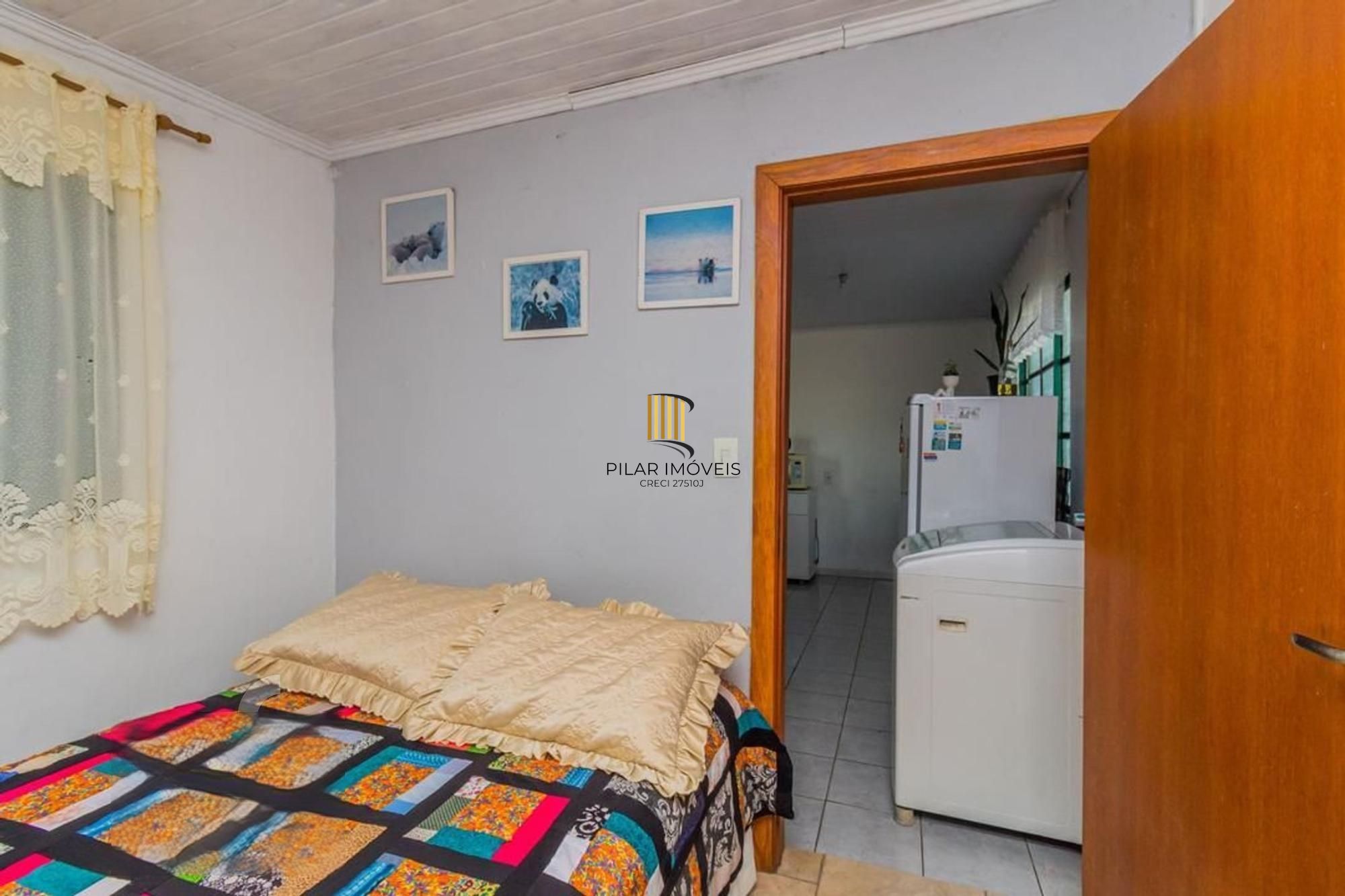 Casa com 2 dormitórios e 3 vagas de garagem !