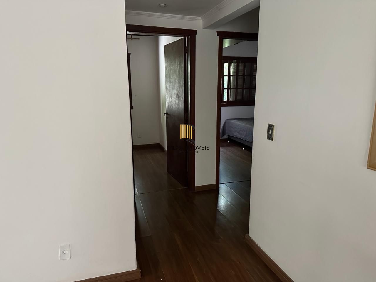 Casa com 03 quartos e 02 vagas de garagem