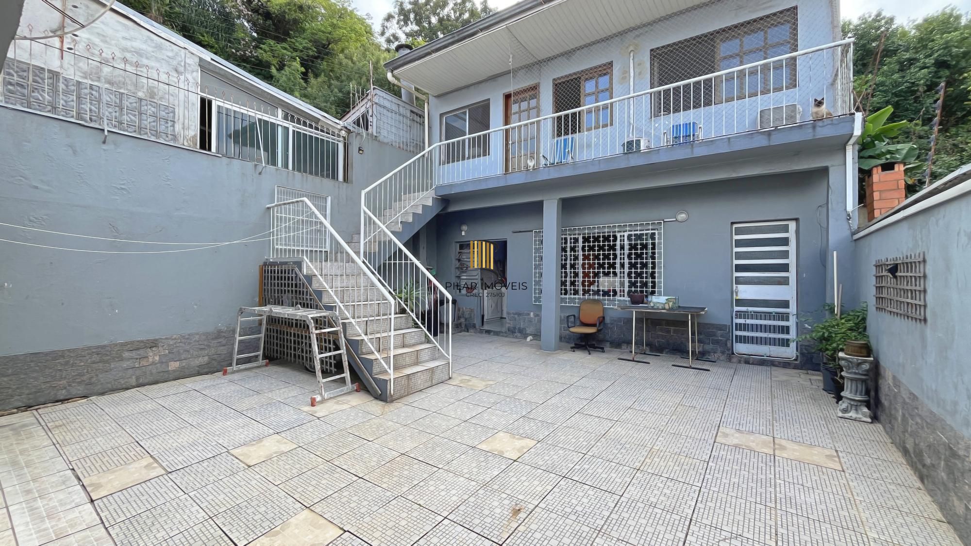 Casa de 156m², com 3 dormitórios, 1 suíte em terreno de 450m²; na Vila Nova