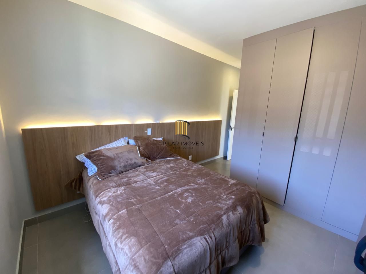 Casa com 03 quartos (01 suíte) e 01 vaga no Bairro Hípica em Porto Alegre