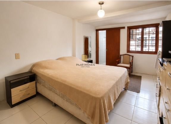 Casa 4 domitorios sendo uma suite com 6 vagas em 195m2 no bairro Guaruja.