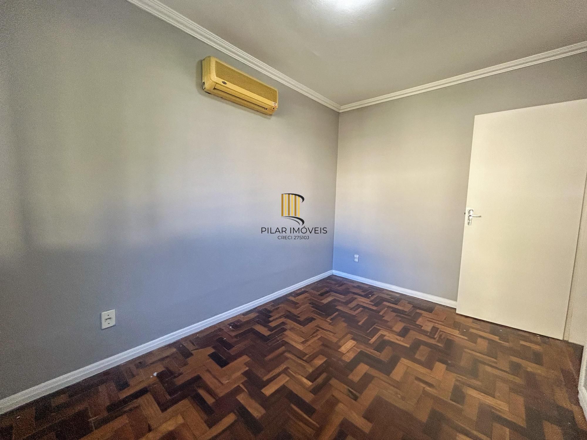 Ótimo apto 03 dormitórios, transformados em 2 dormitórios com living estendido no BAIRRO CRISTAL
