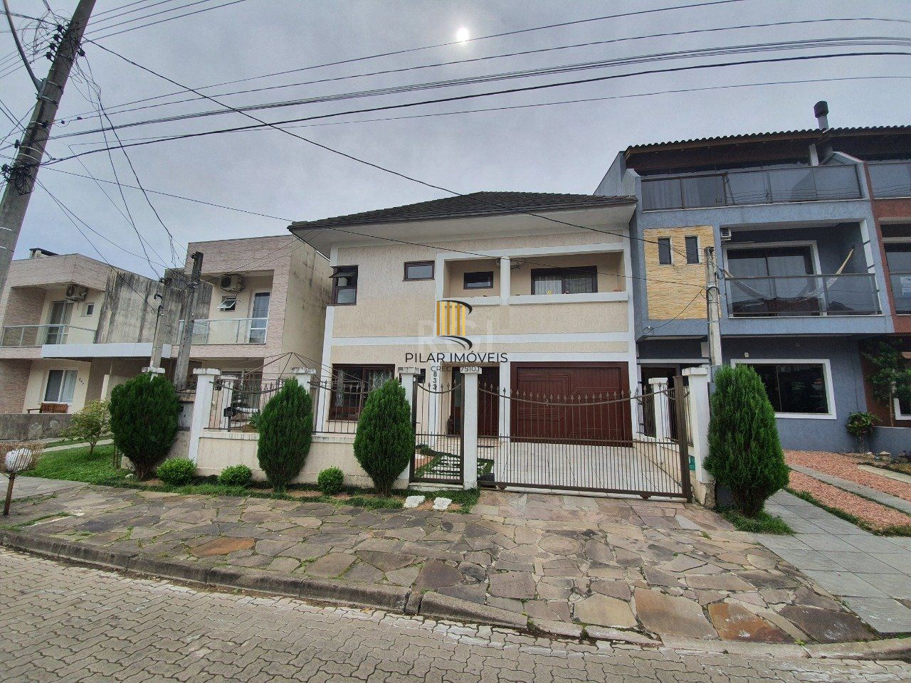 Casa para Venda - 272m², 3 dormitórios, sendo 1 suítes, 2 vagas - Hípica