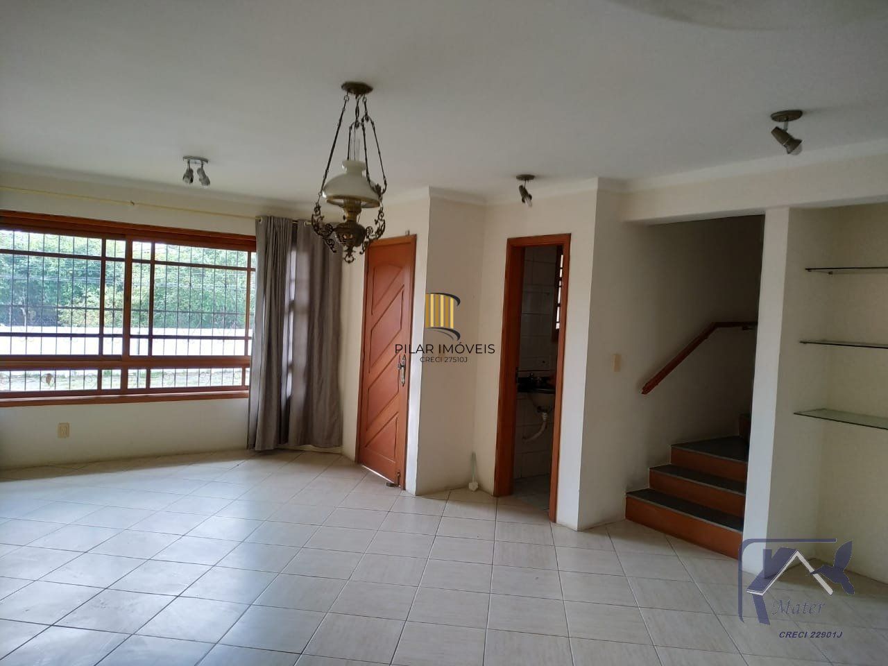 CASA COM 220m², 3 DORMITORIOS, SUITE, 4 VAGAS DE GARAGEM COBERTAS, BAIRRO IPANEMA, EM PORTO ALEGRE, RS