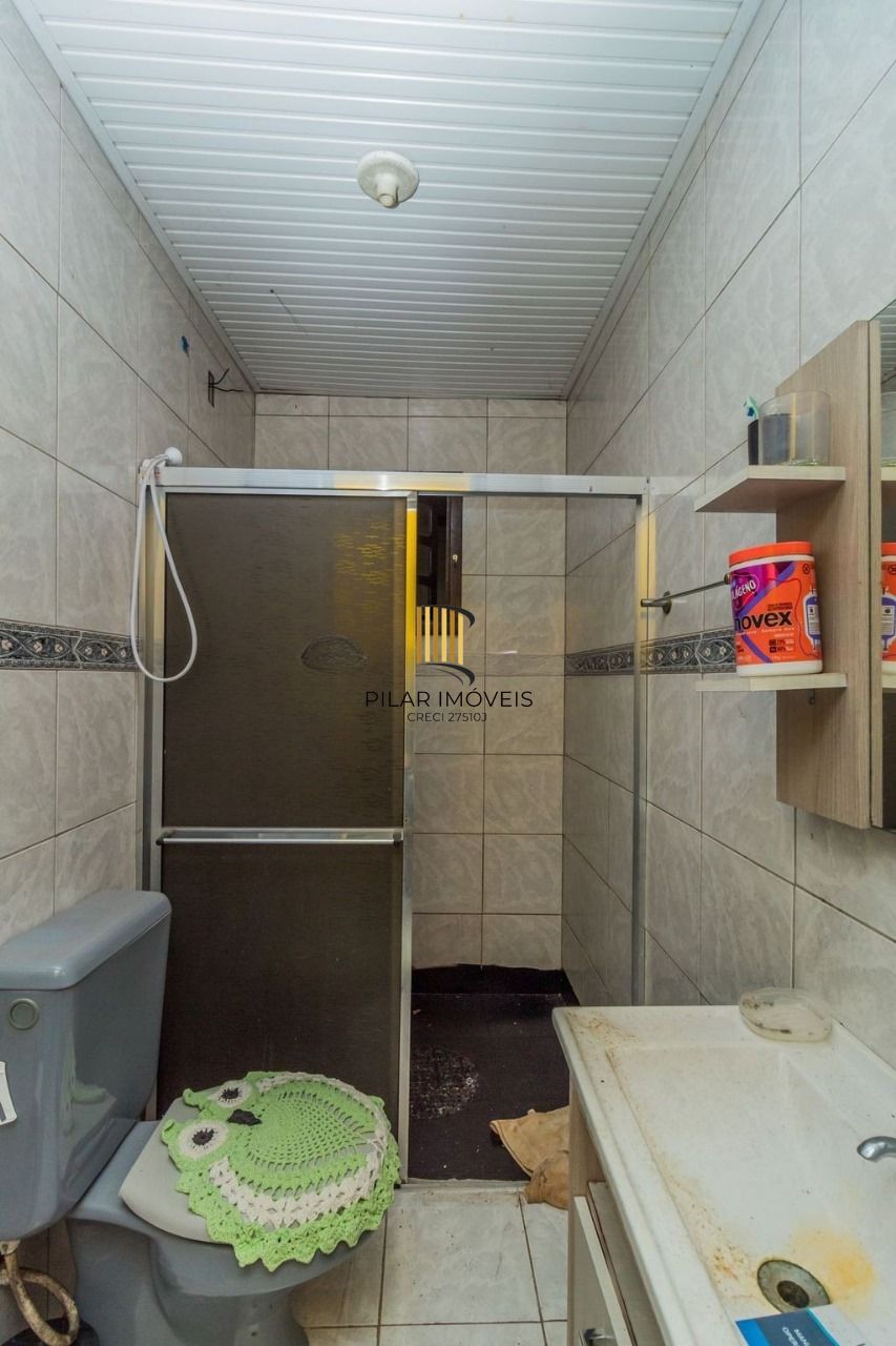 CASA 03 dormitórios, 2 suítes,  216m² privativos  com piscina no BAIRRO MEDIANEIRA