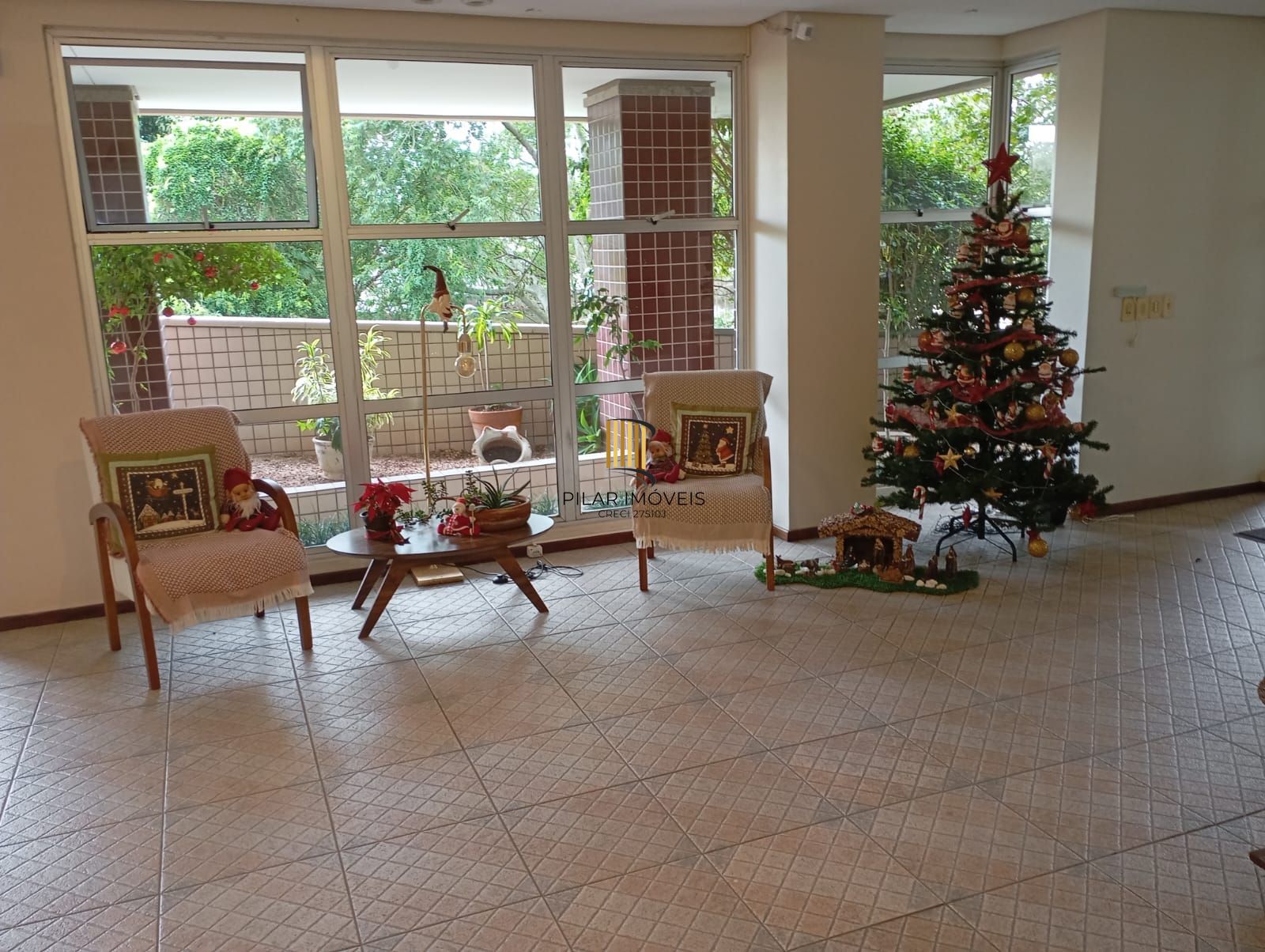 Apartamento com 02 quartos e 01 vaga coberta no Bairro Menino Deus, Porto Alegre