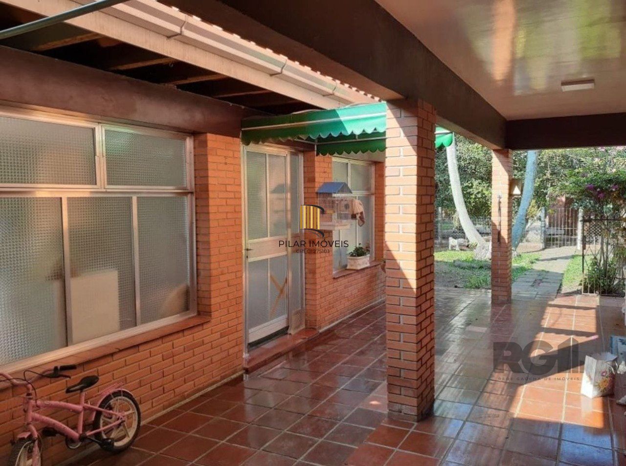 Casa com 2 quartos, vaga de garagem, churrasqueira, com 200m² privativos no centro de Esteio/RS
