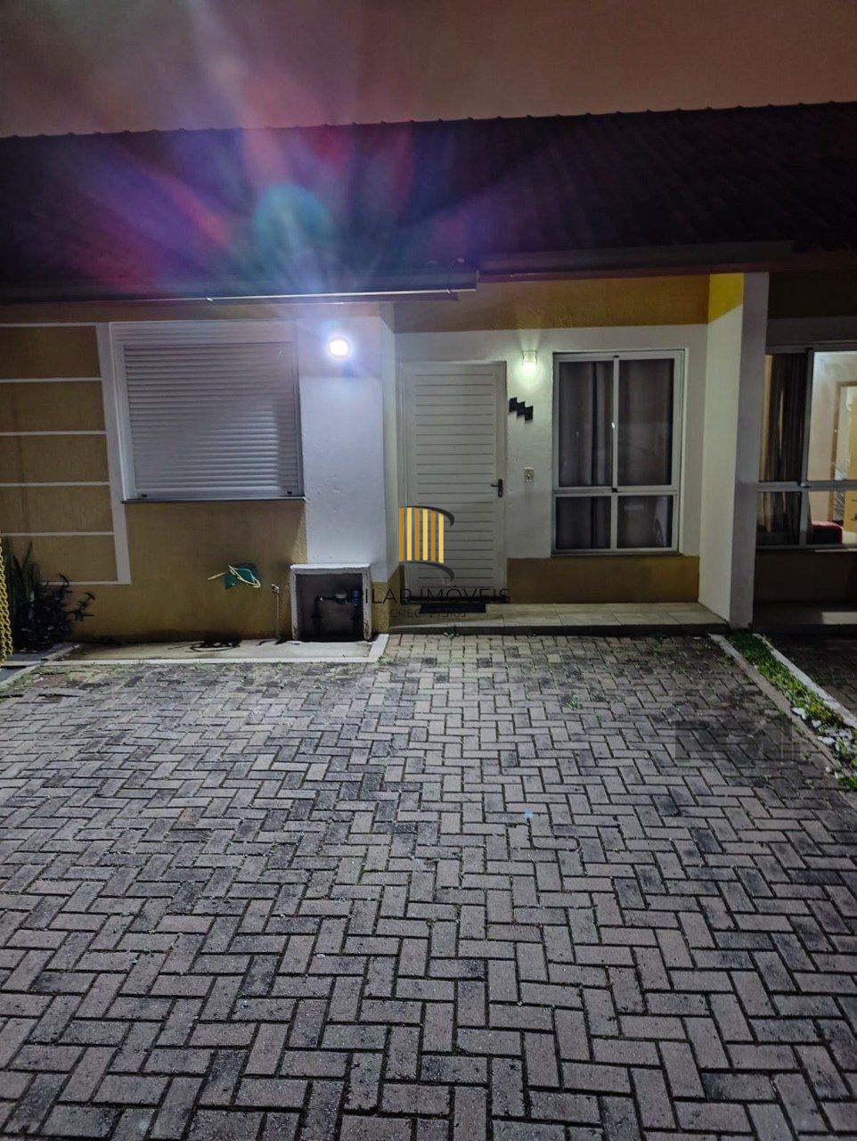 Casa com 2 dormitórios em condomínio fechado em Canoias