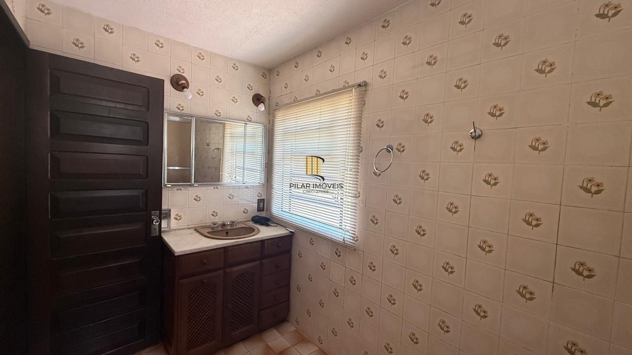 CASA 3 DORMITÓRIOS 4 BANHEIROS 4 VAGAS 1 SUÍTE, PÁTIO NO BAIRRO MEDIANEIRA PORTO ALEGRE/RS