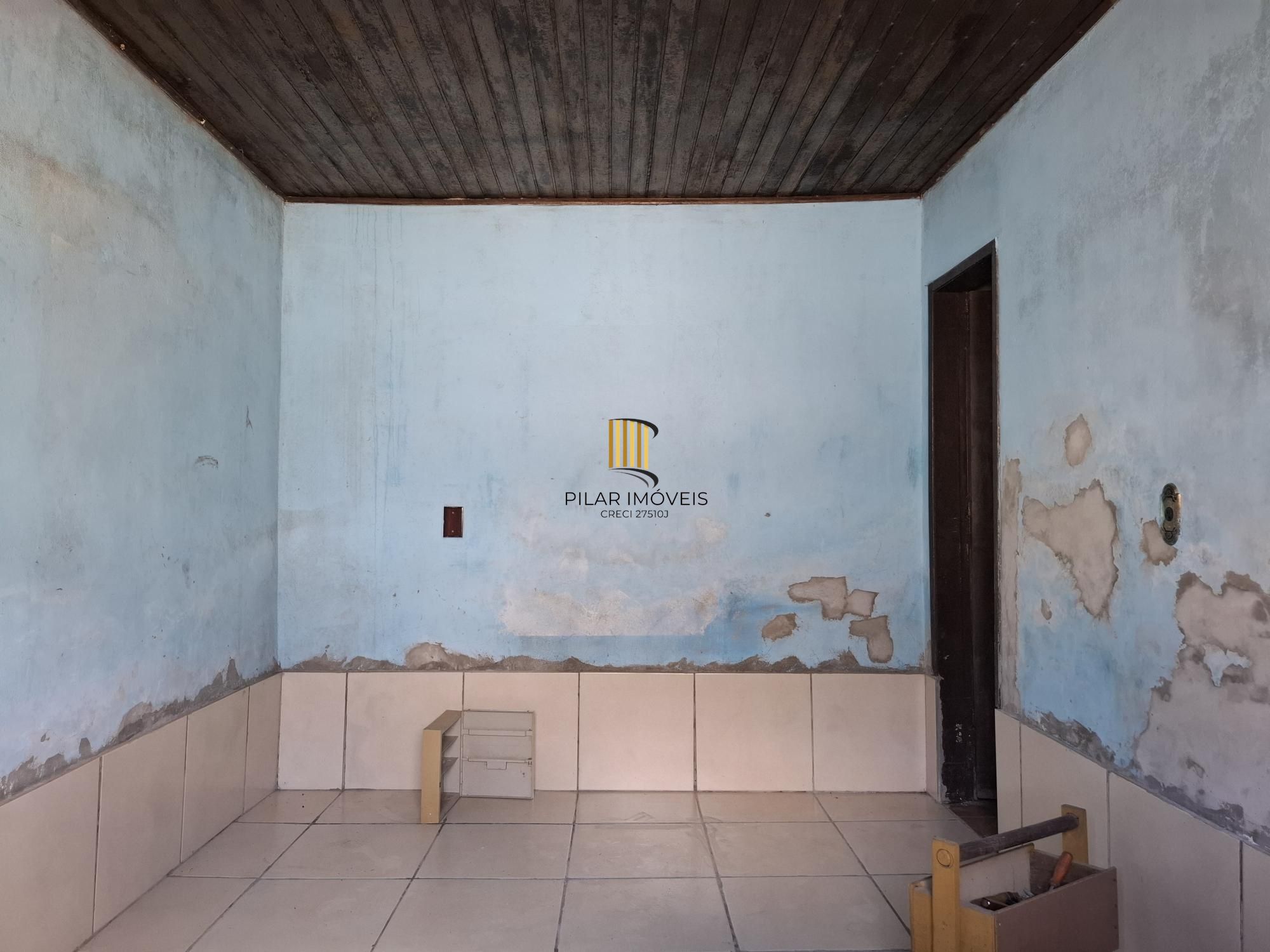 Vende Casa no Bairro Cavalhada em acesso a poucos metros da Avenida. Construídos 2 residências geminadas com 1 dormitório separado, sala e cozinha integrados casa uma, mais chalé antigo de madeira.