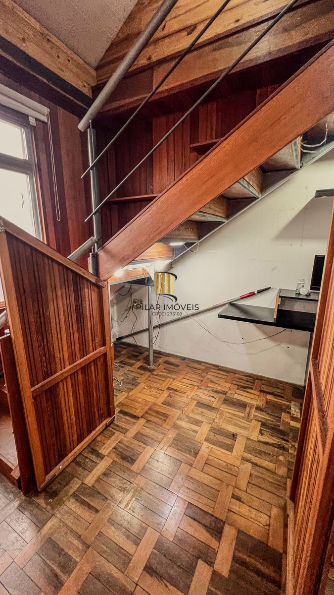 Apartamento com 02 quartos e 01 vaga, no Bairro Navegantes em Porto Alegre