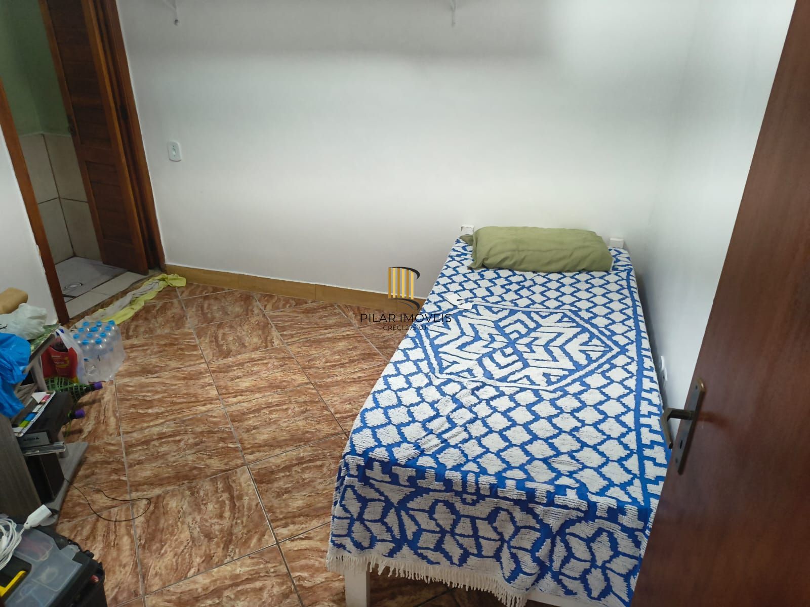 Casa com 2 vagas de garagem para carros pequenos