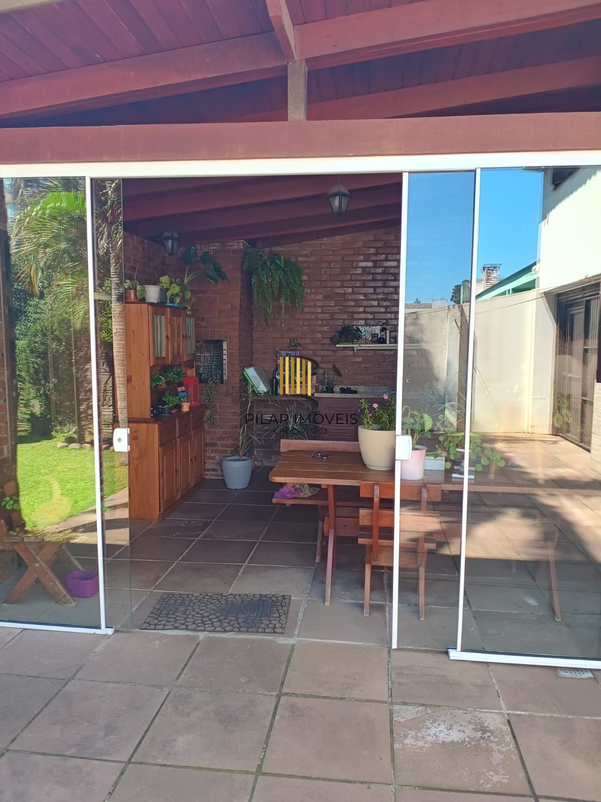 CASA COM PISCINA NA TRISTEZA